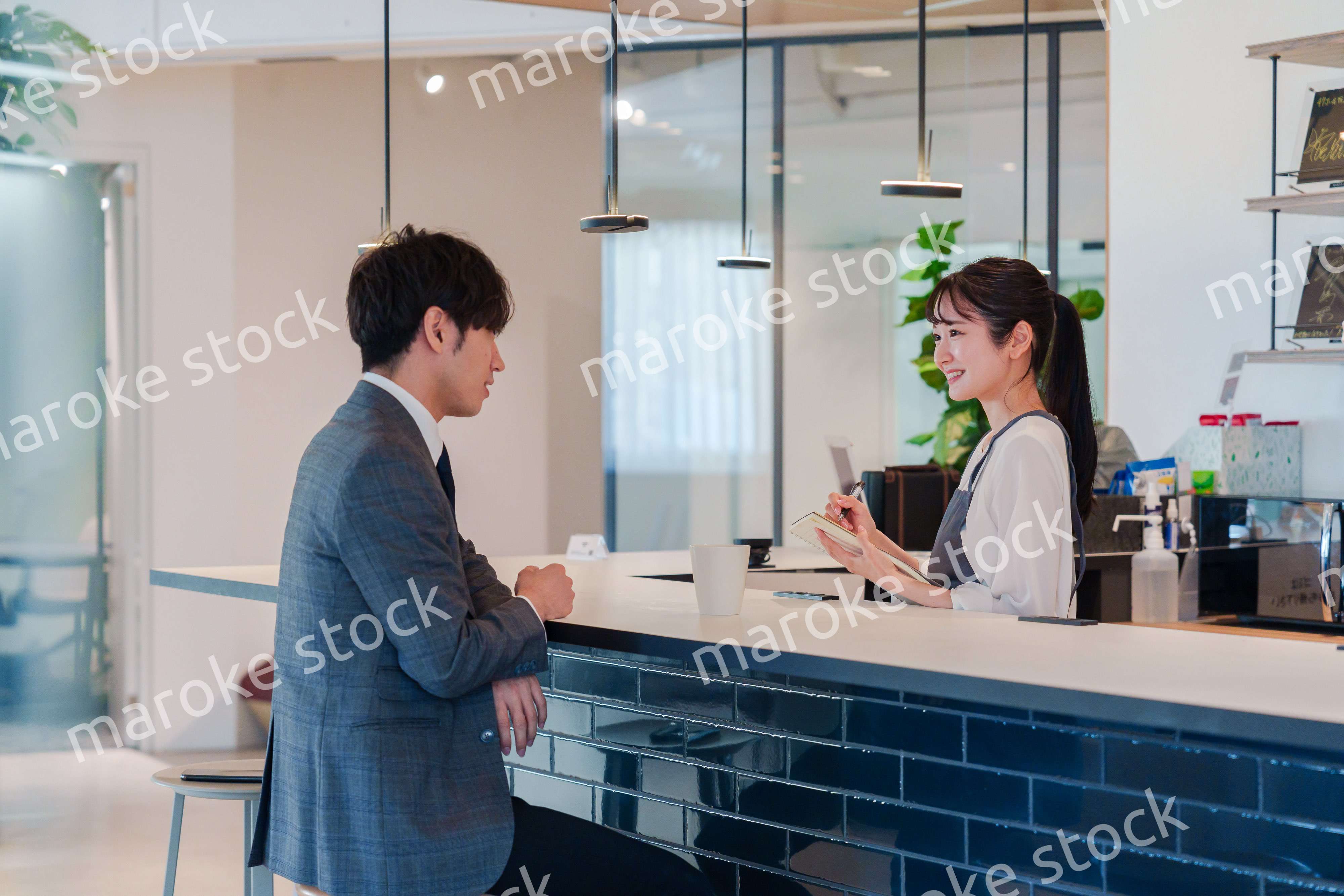 おしゃれカフェで働く女性とビジネスマン