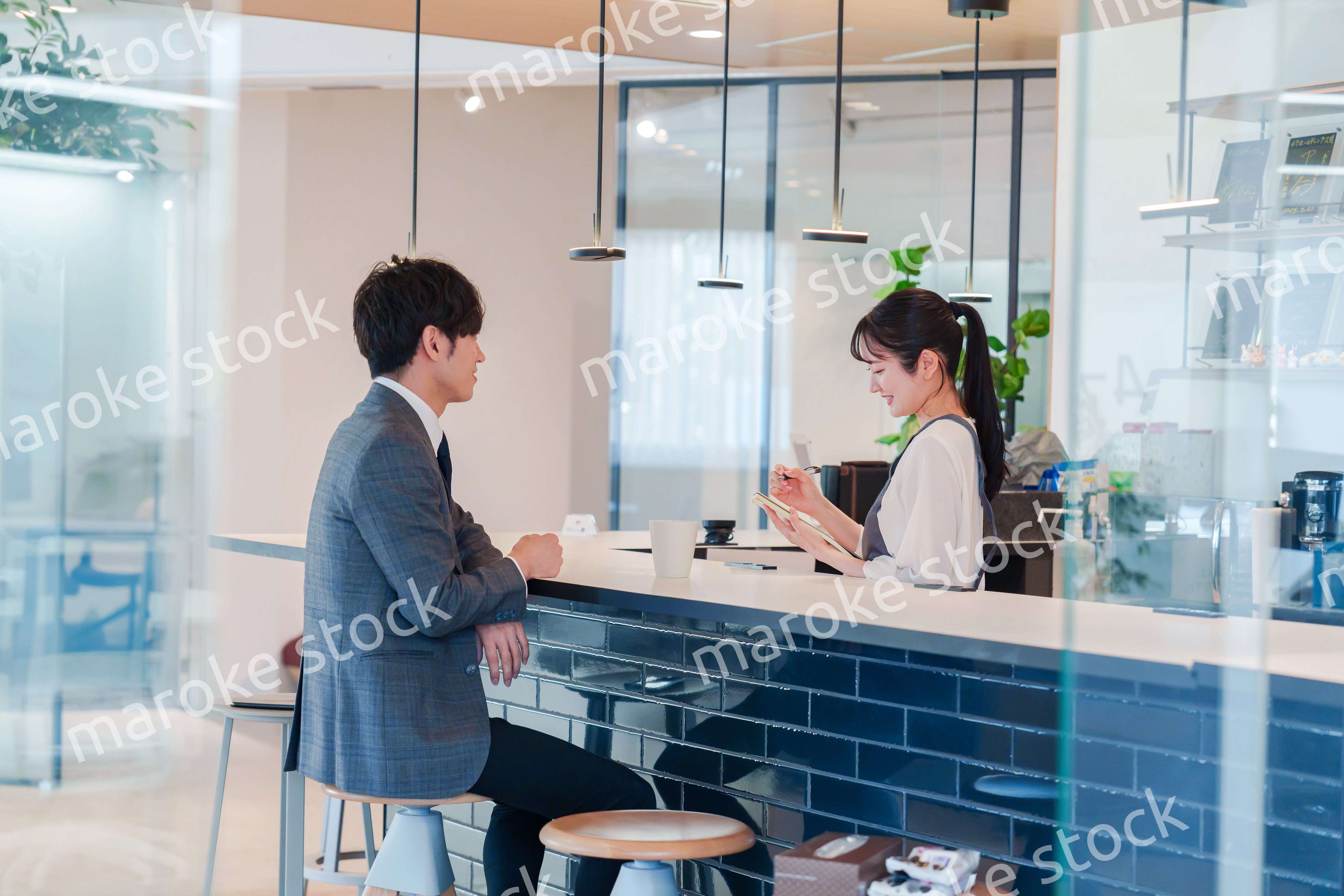 おしゃれカフェで働く女性とビジネスマン