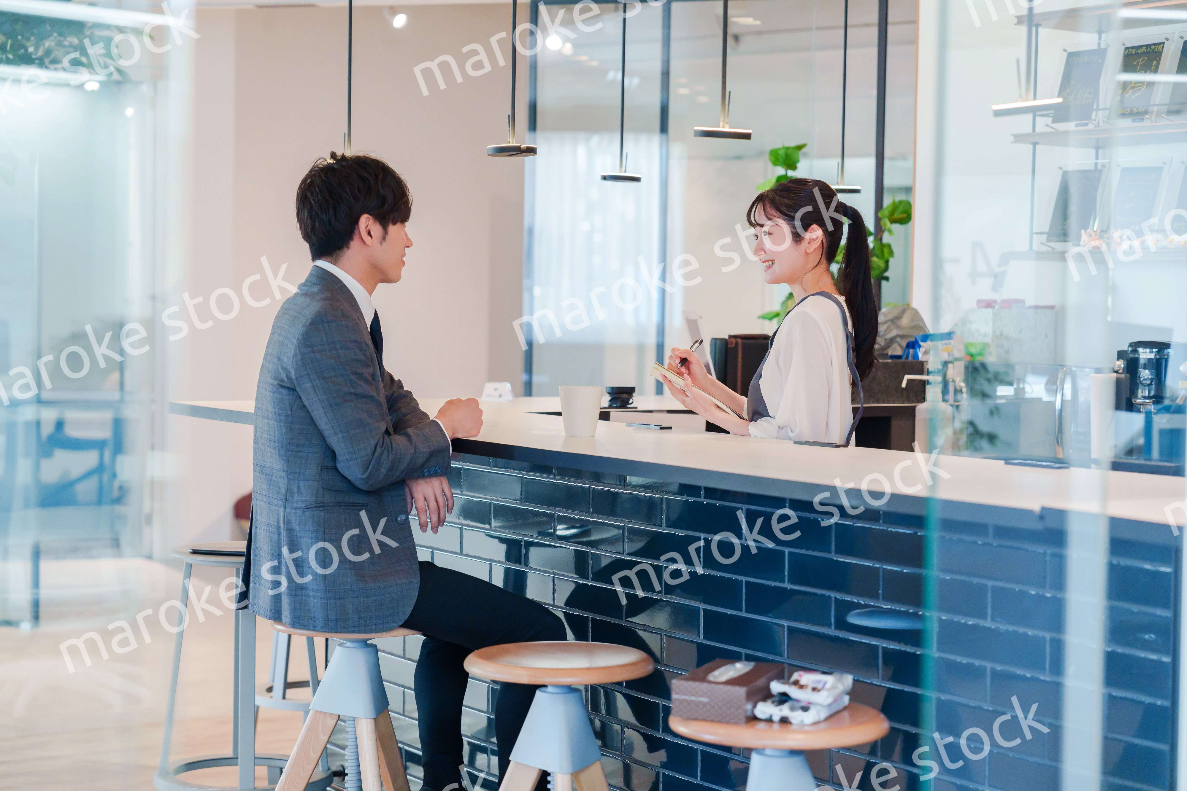 おしゃれカフェで働く女性とビジネスマン