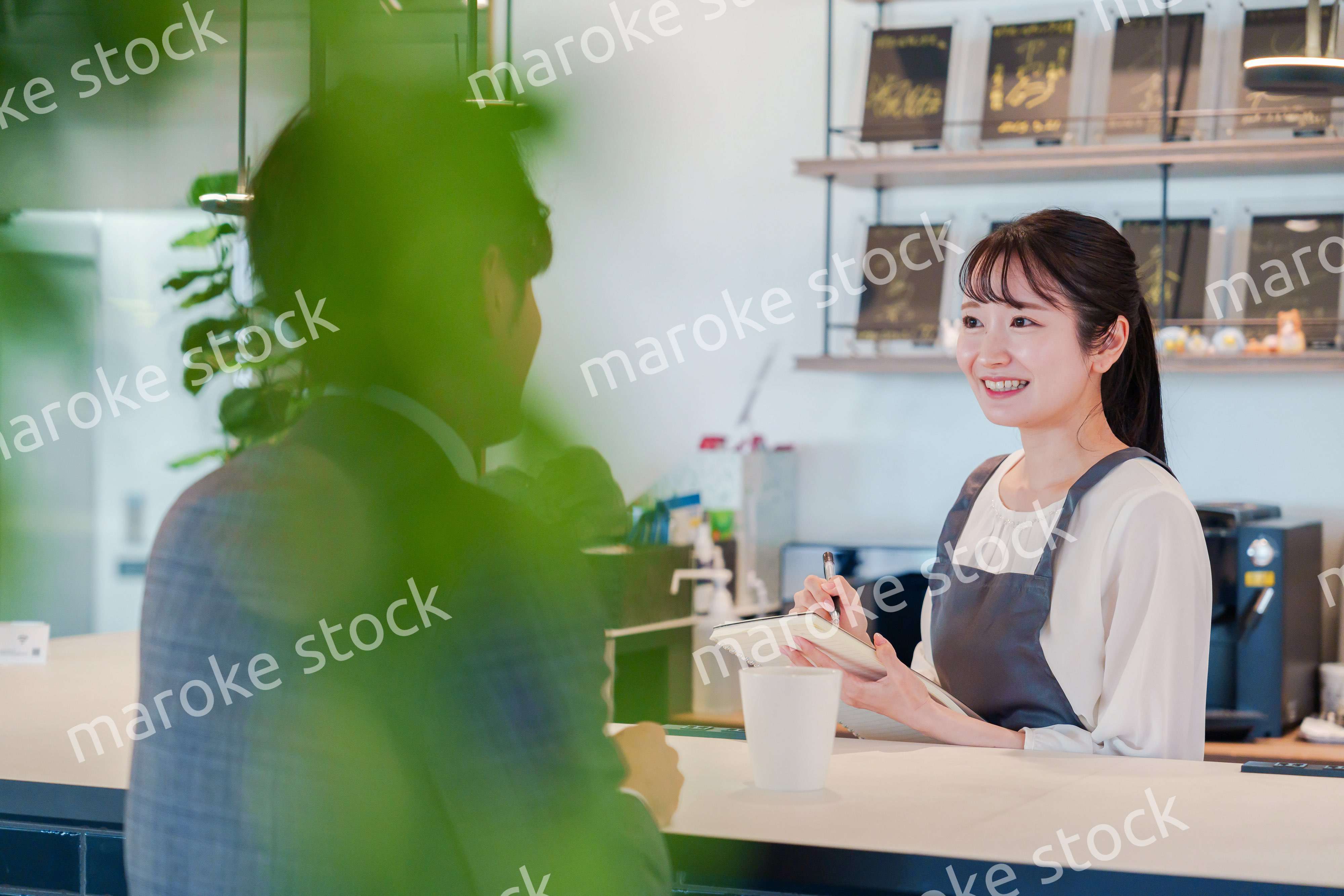 おしゃれカフェで働く女性とビジネスマン