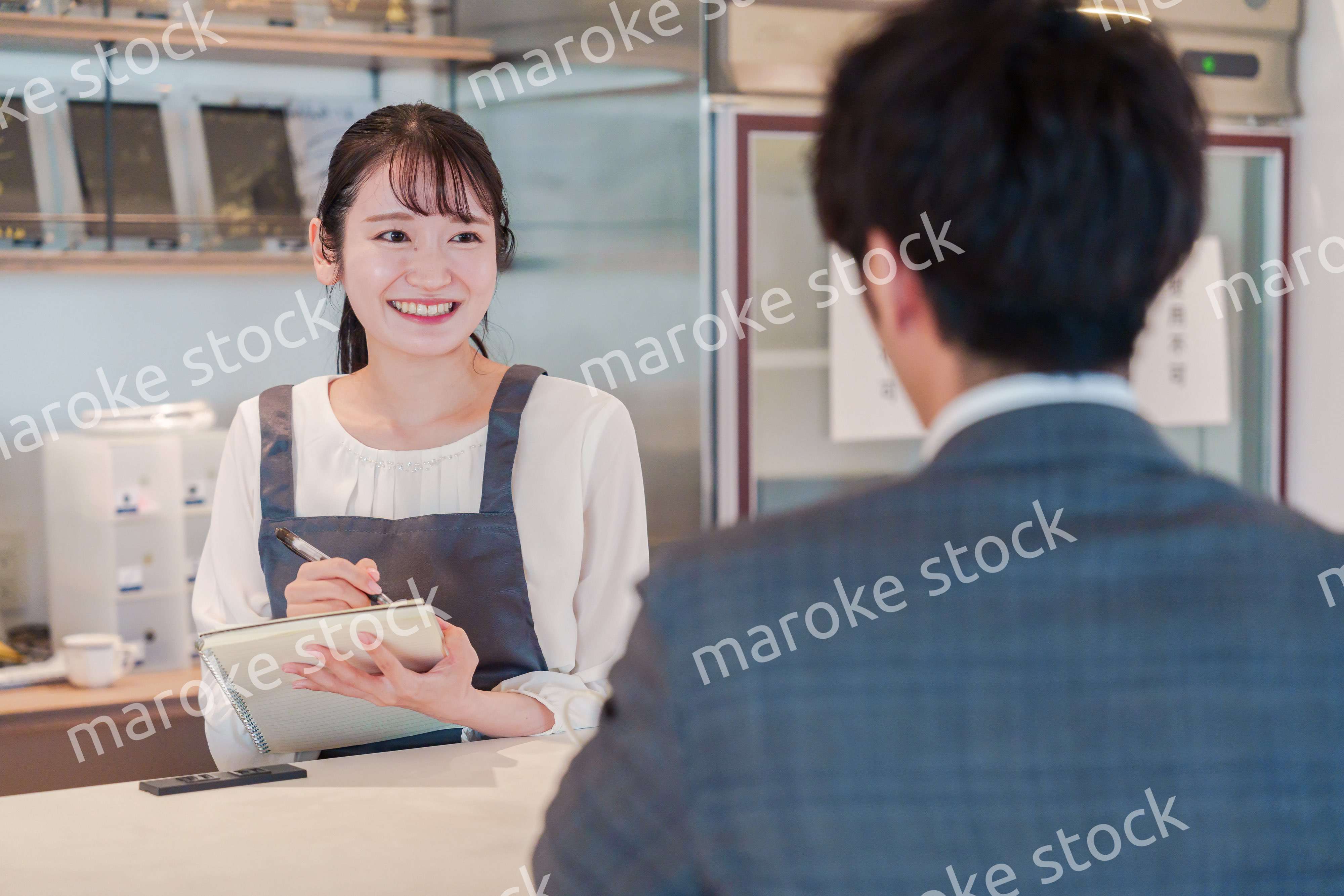 おしゃれカフェで働く女性とビジネスマン