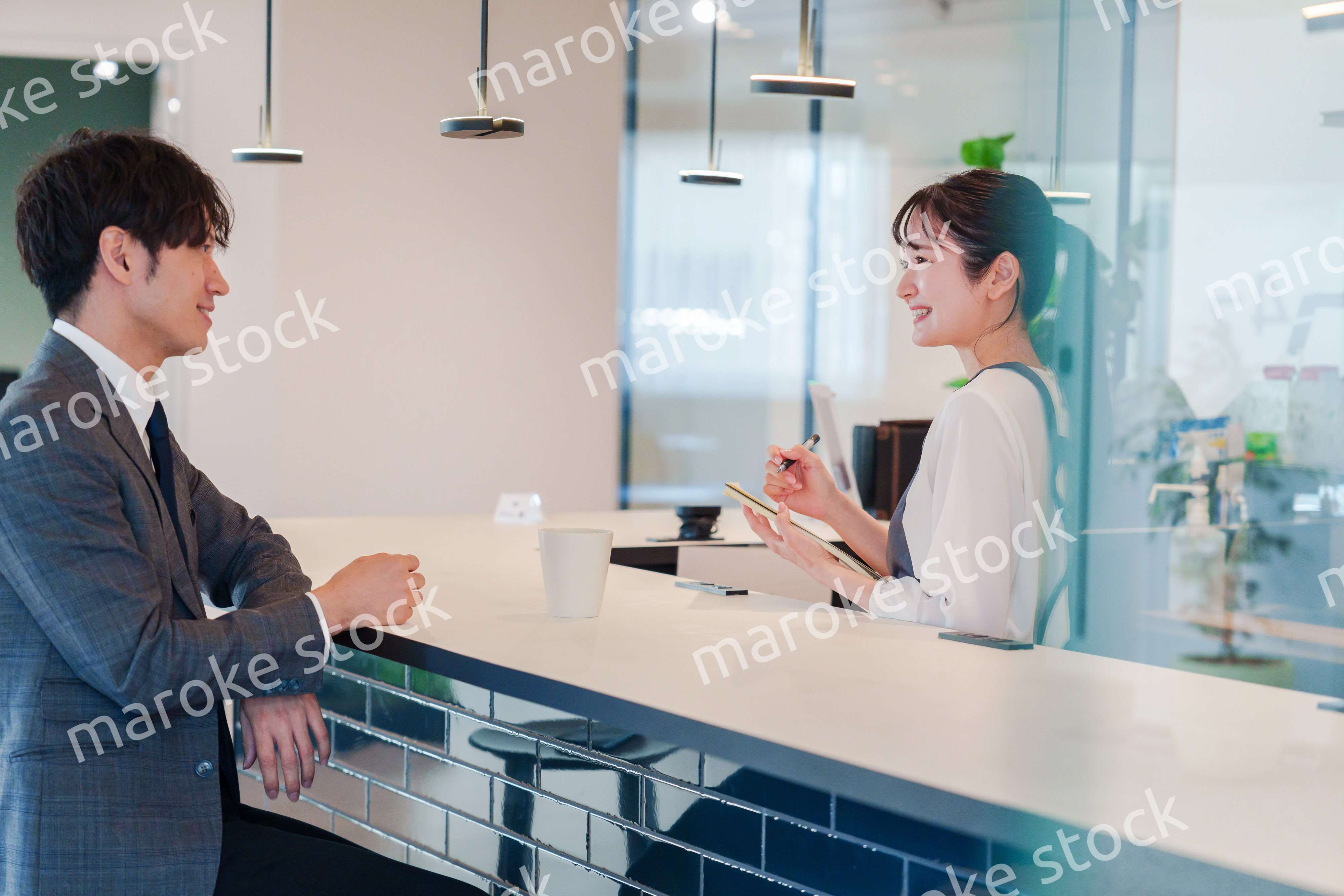 おしゃれカフェで働く女性とビジネスマン