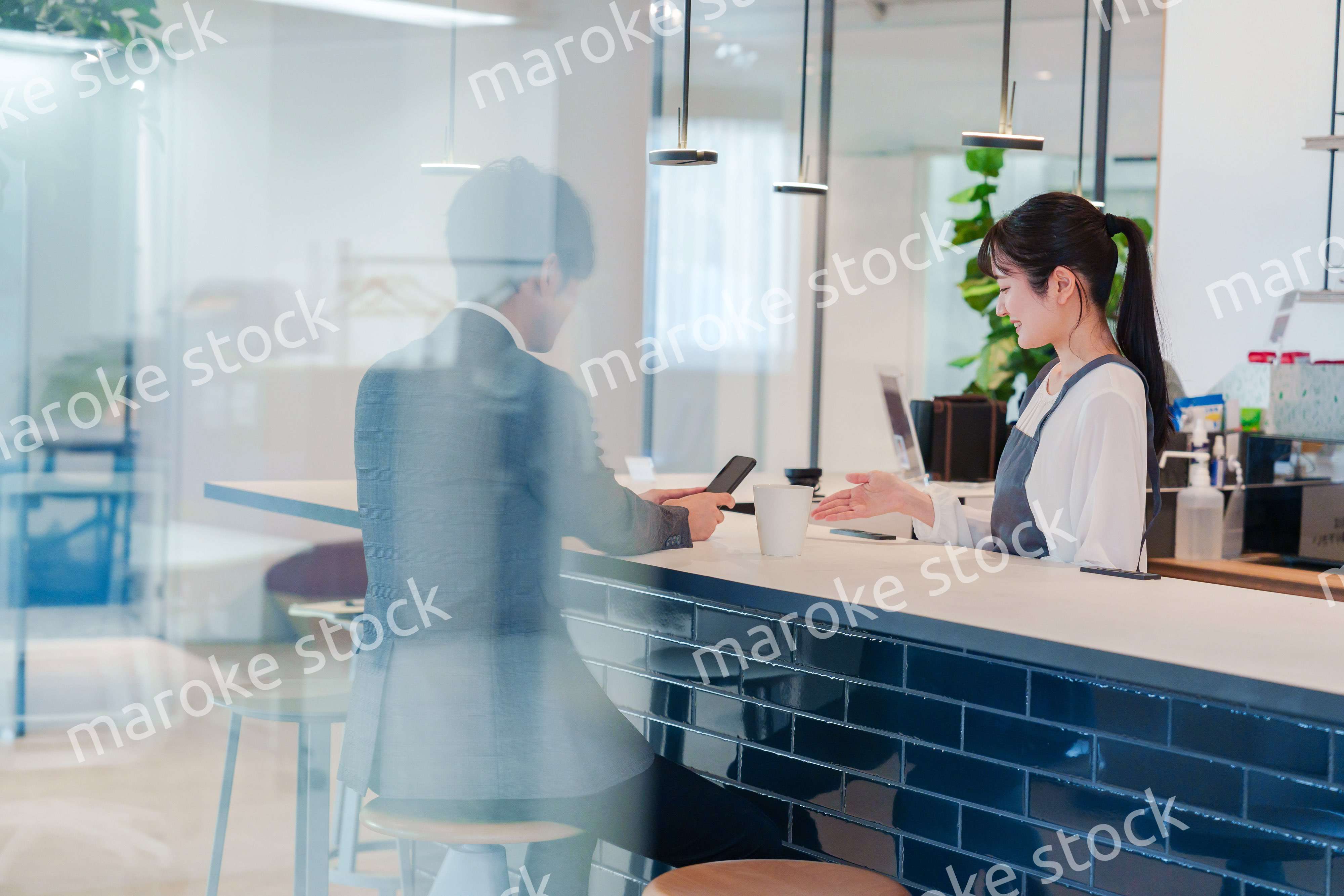 おしゃれカフェで働く女性とビジネスマン