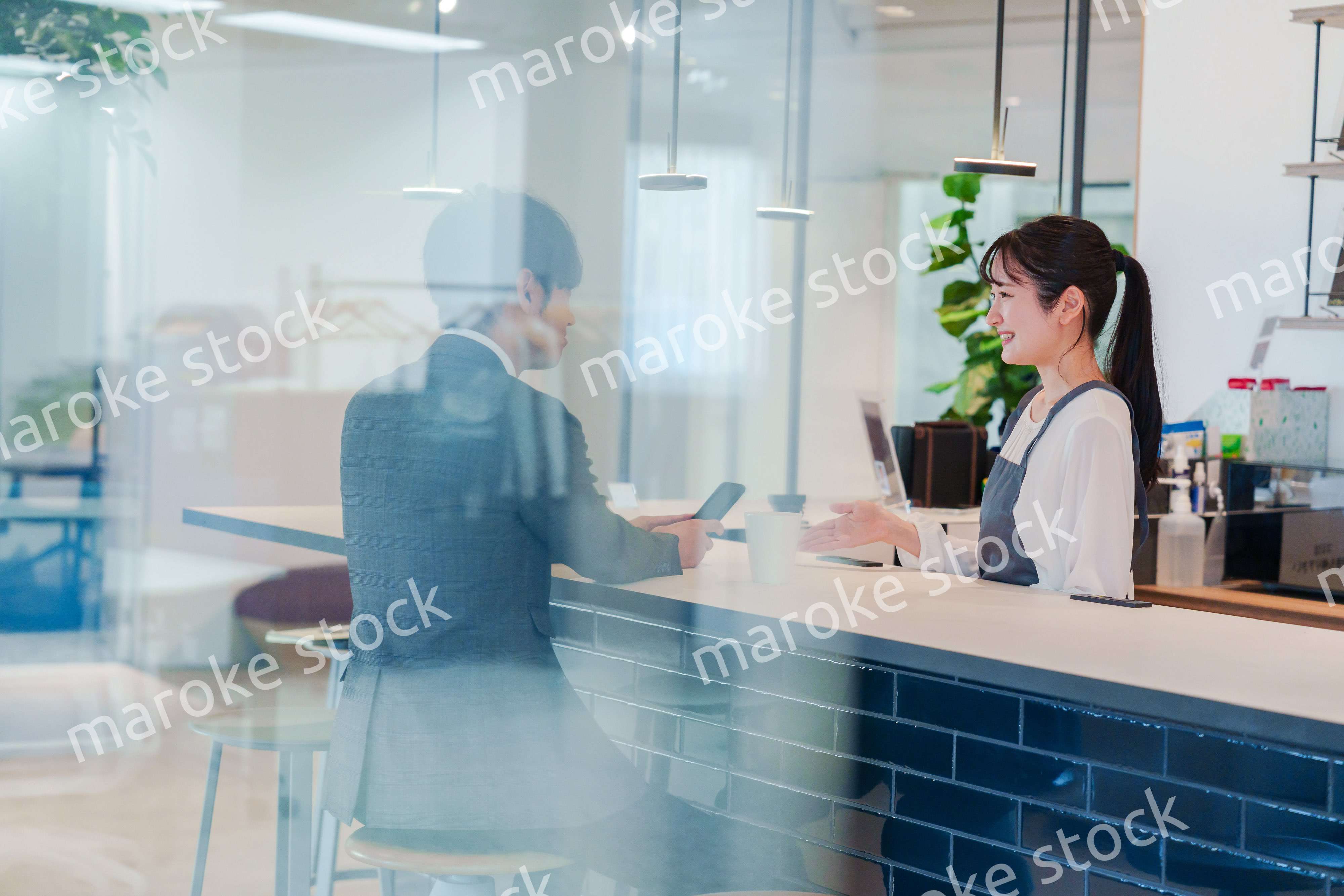 おしゃれカフェで働く女性とビジネスマン
