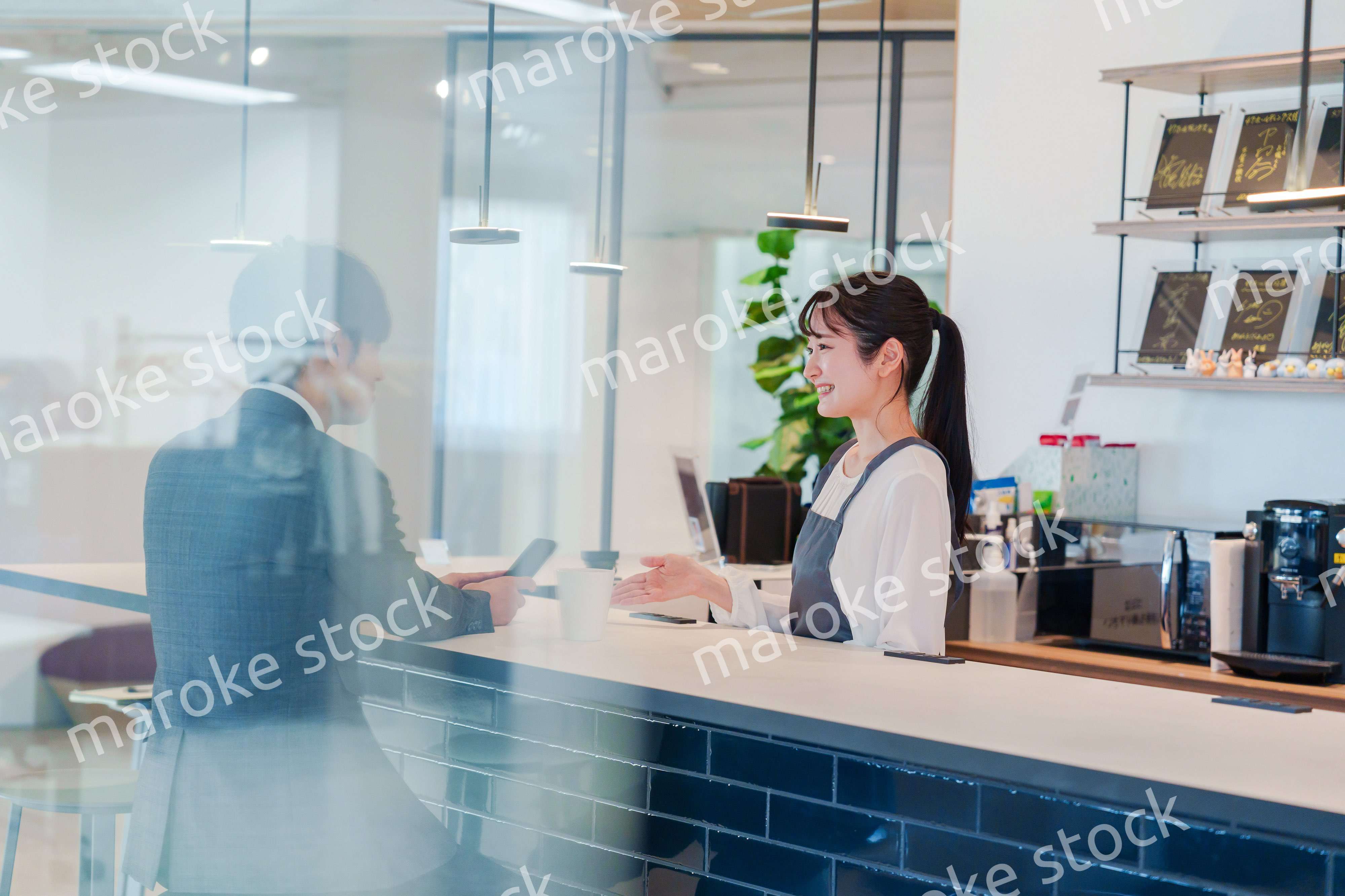 おしゃれカフェで働く女性とビジネスマン