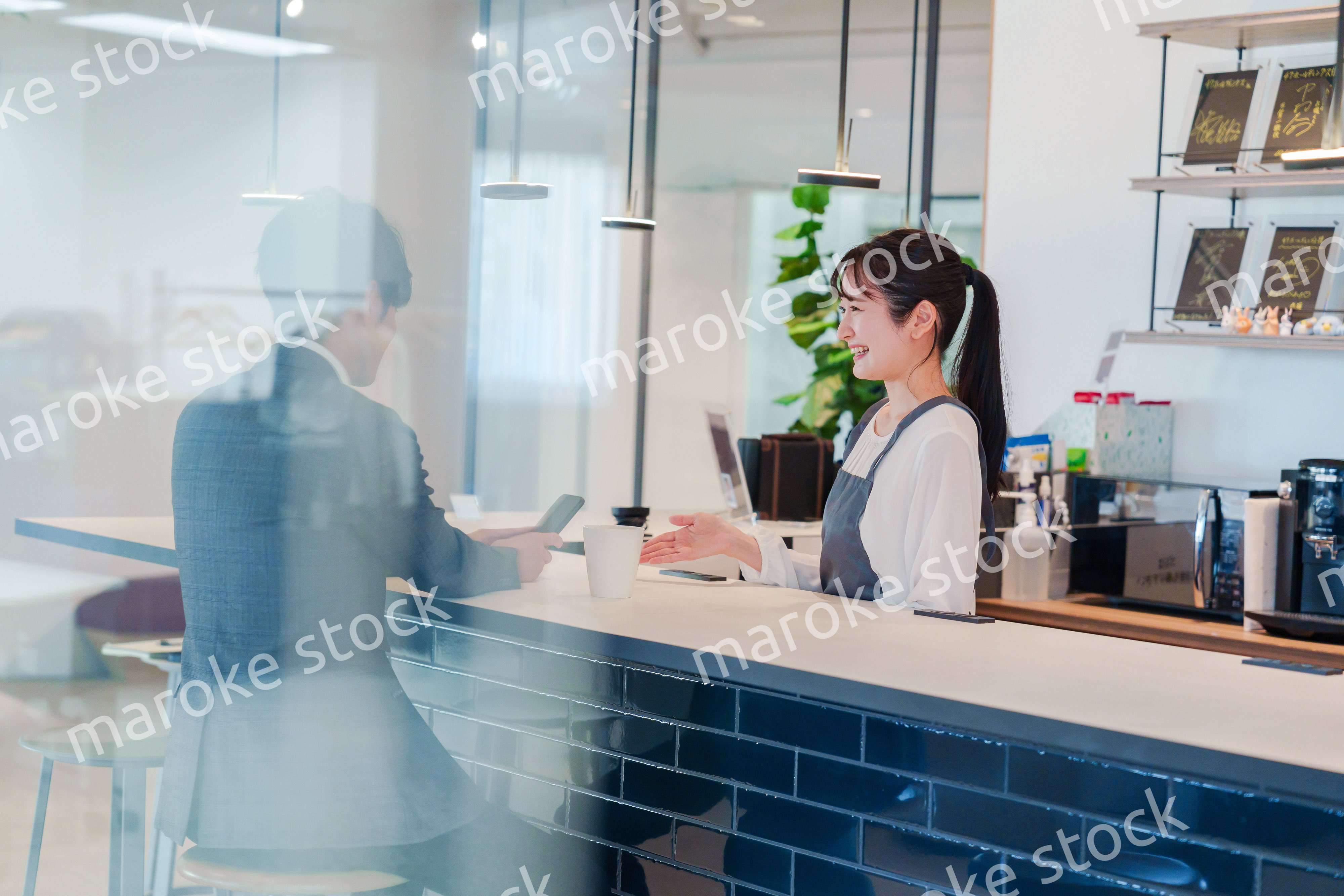 おしゃれカフェで働く女性とビジネスマン