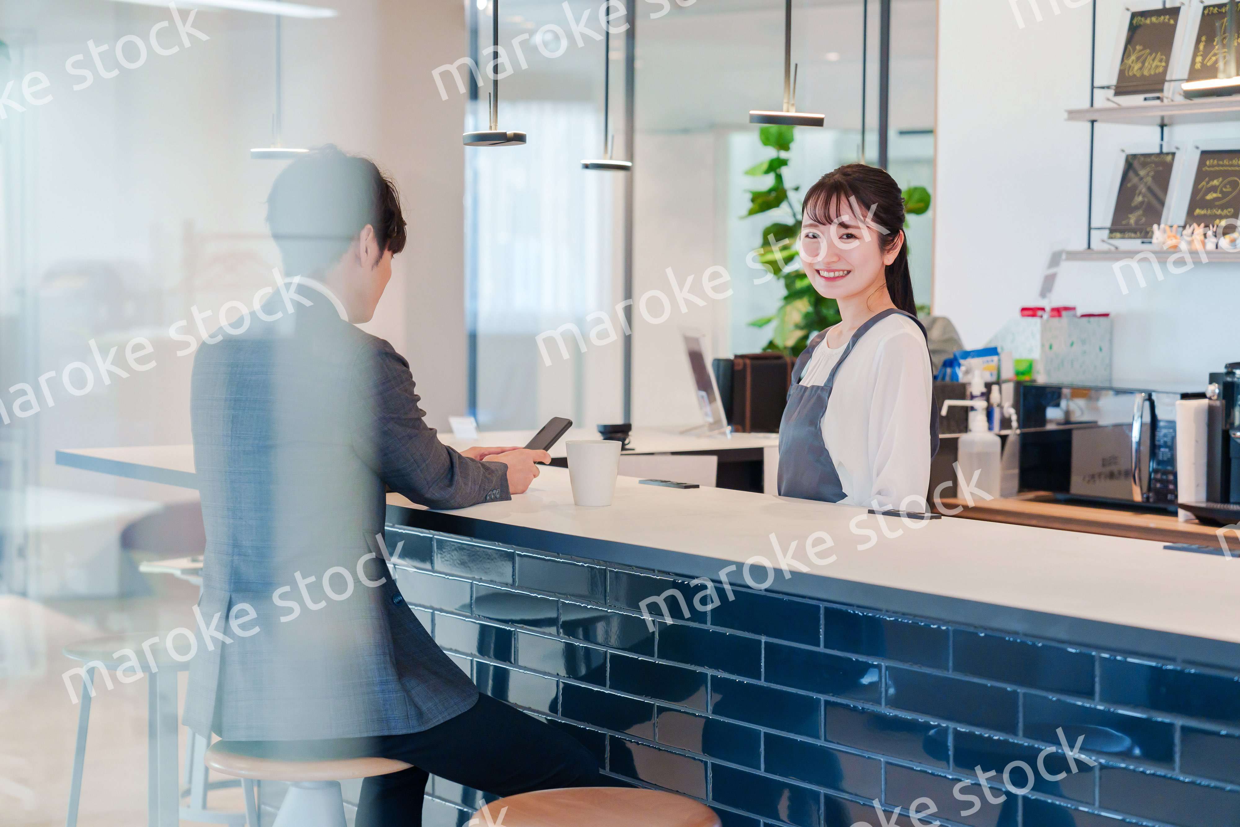 おしゃれカフェで働く女性とビジネスマン