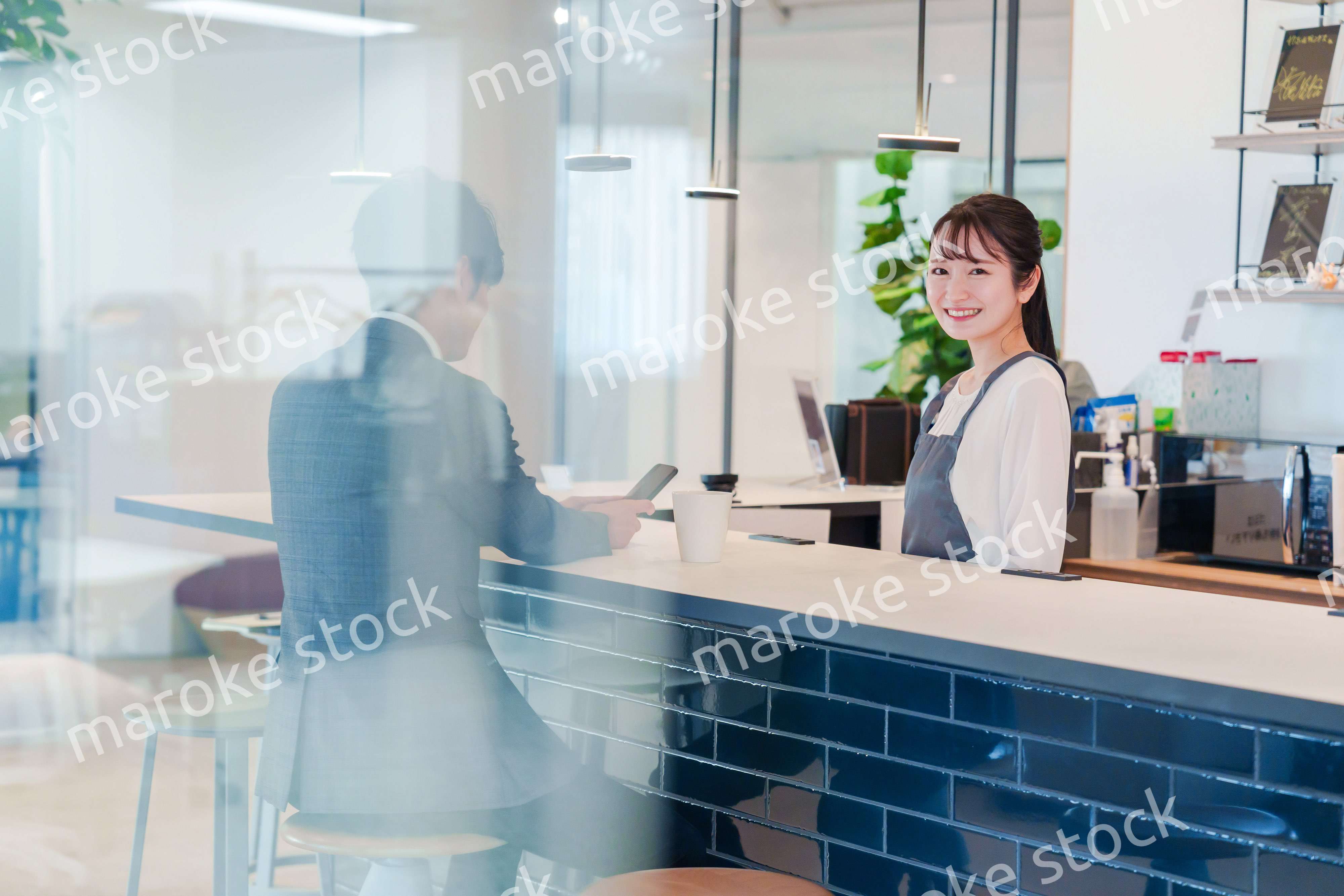 おしゃれカフェで働く女性とビジネスマン
