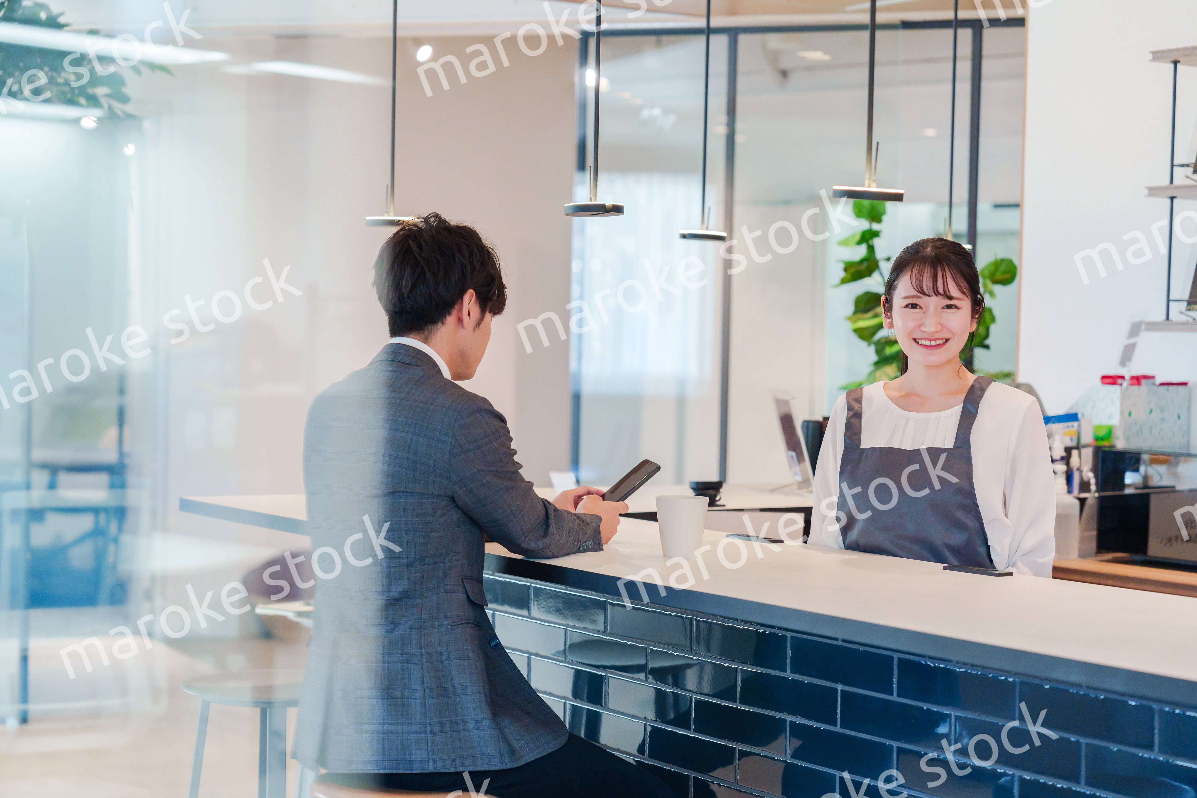 おしゃれカフェで働く女性とビジネスマン