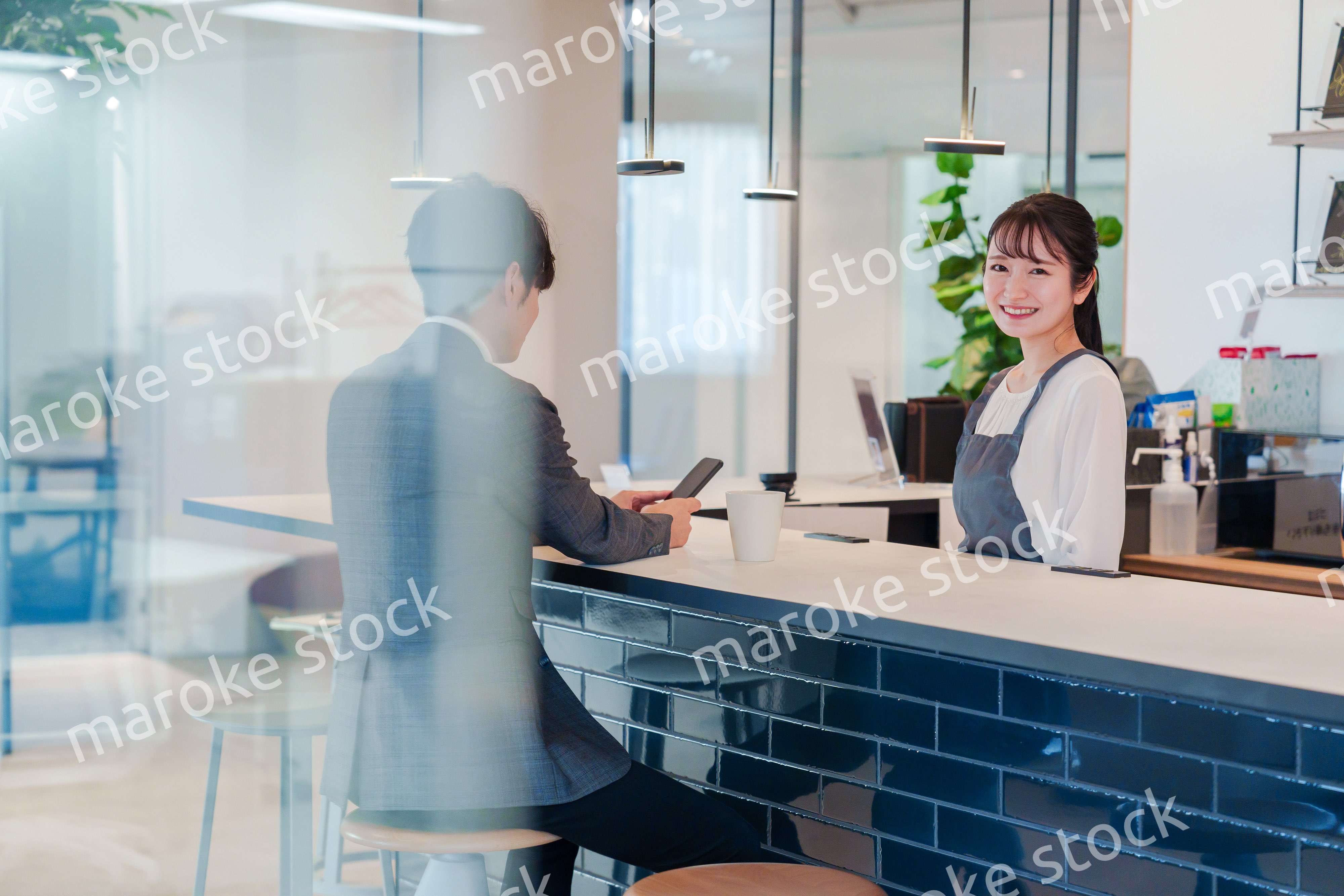 おしゃれカフェで働く女性とビジネスマン