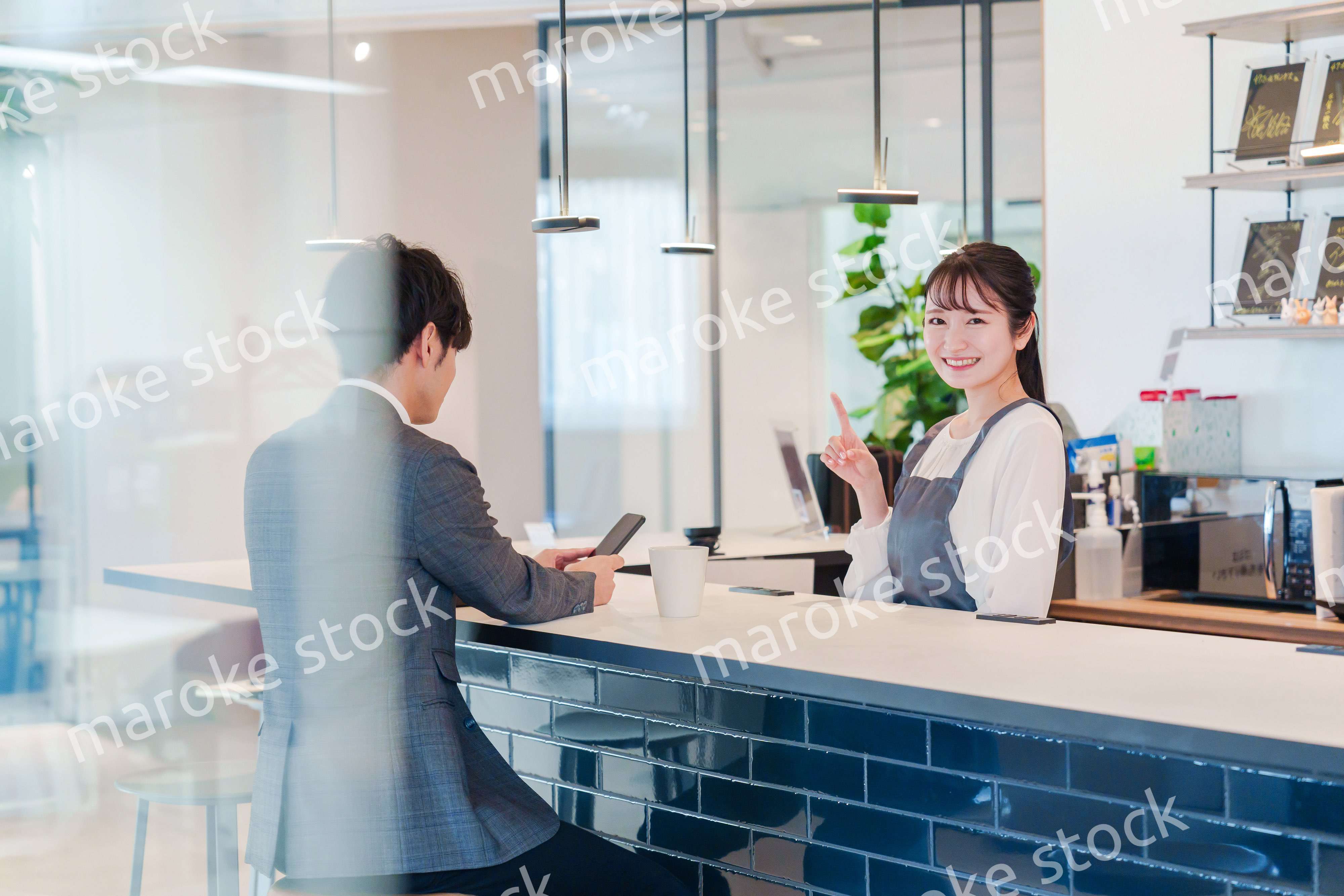 おしゃれカフェで働く女性とビジネスマン