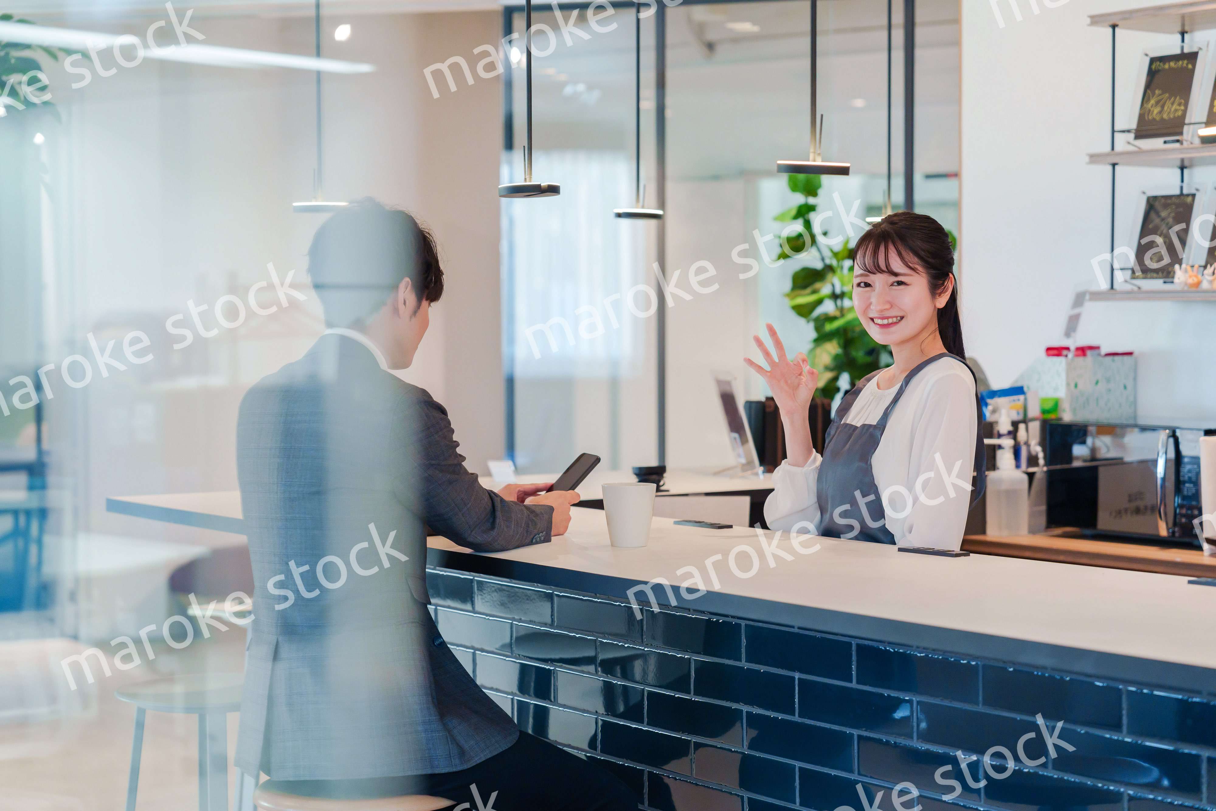 おしゃれカフェで働く女性とビジネスマン