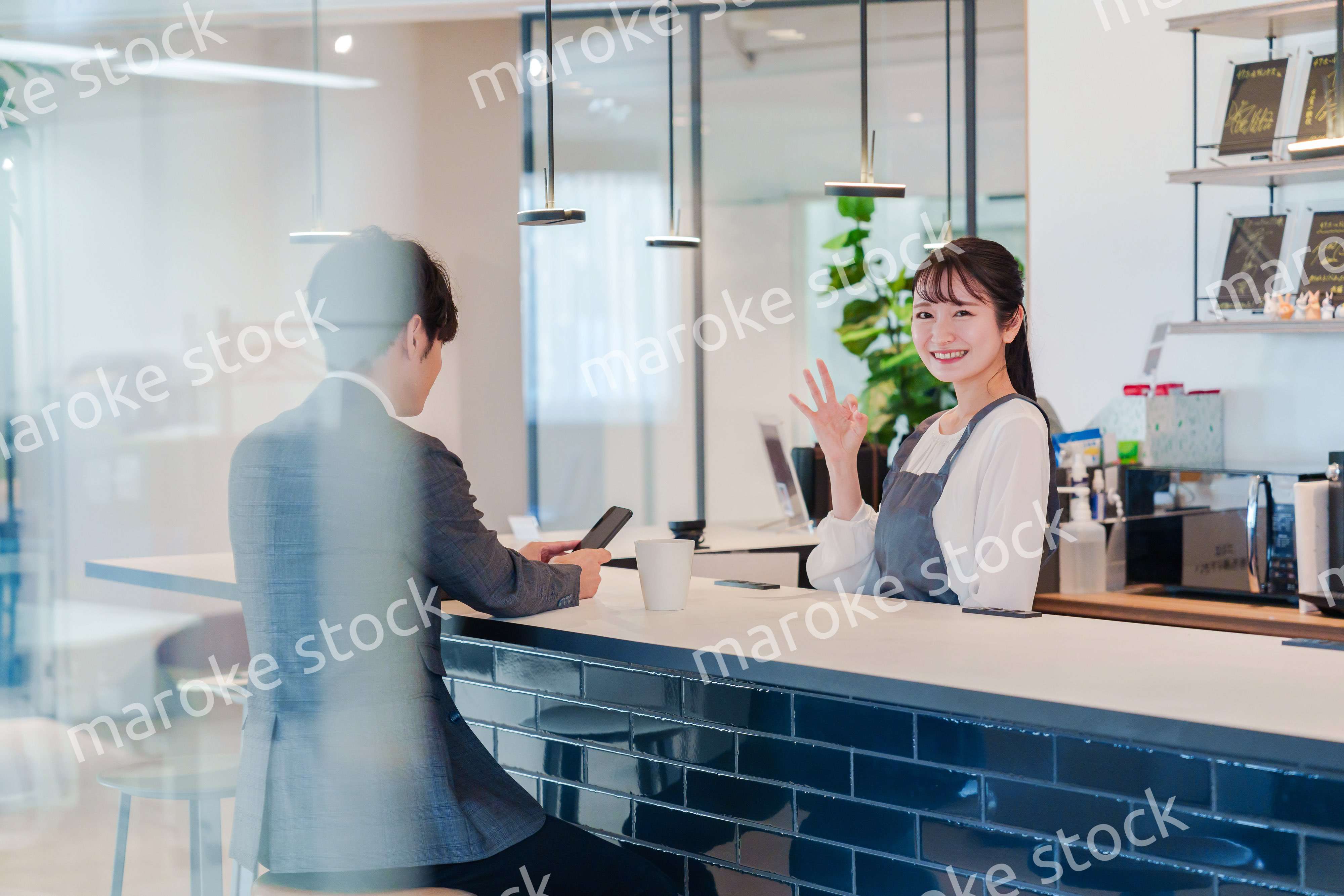 おしゃれカフェで働く女性とビジネスマン
