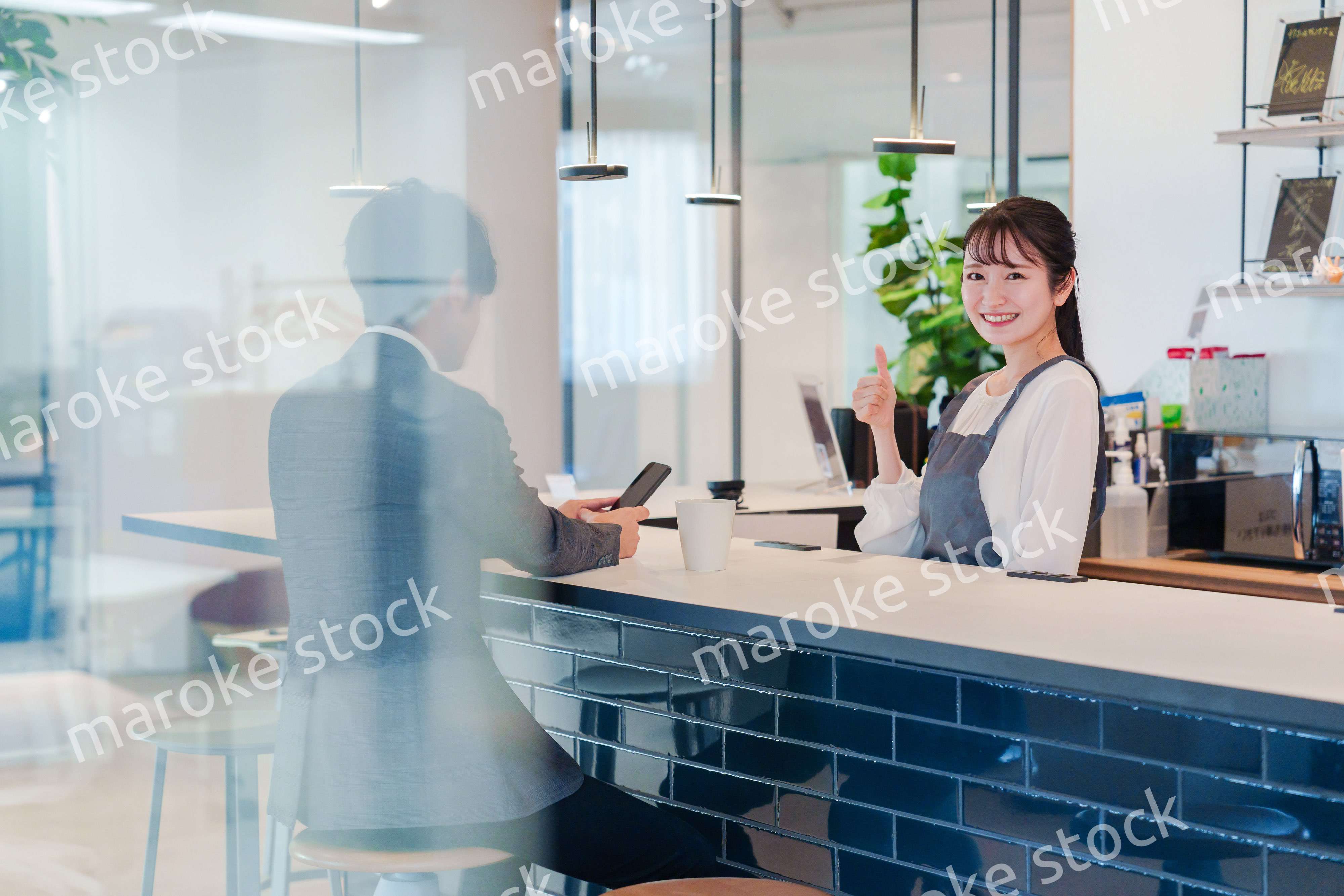 おしゃれカフェで働く女性とビジネスマン