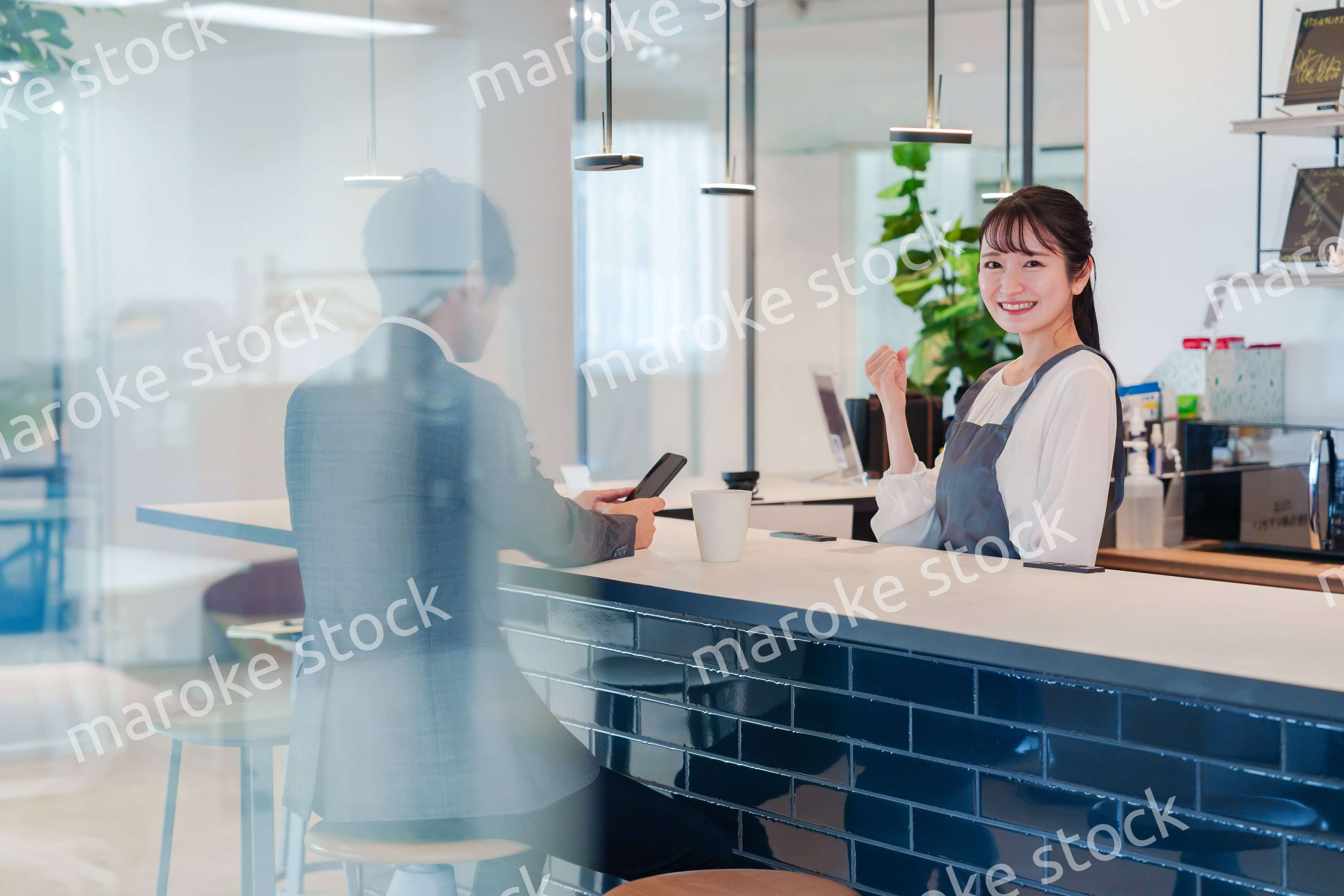 おしゃれカフェで働く女性とビジネスマン