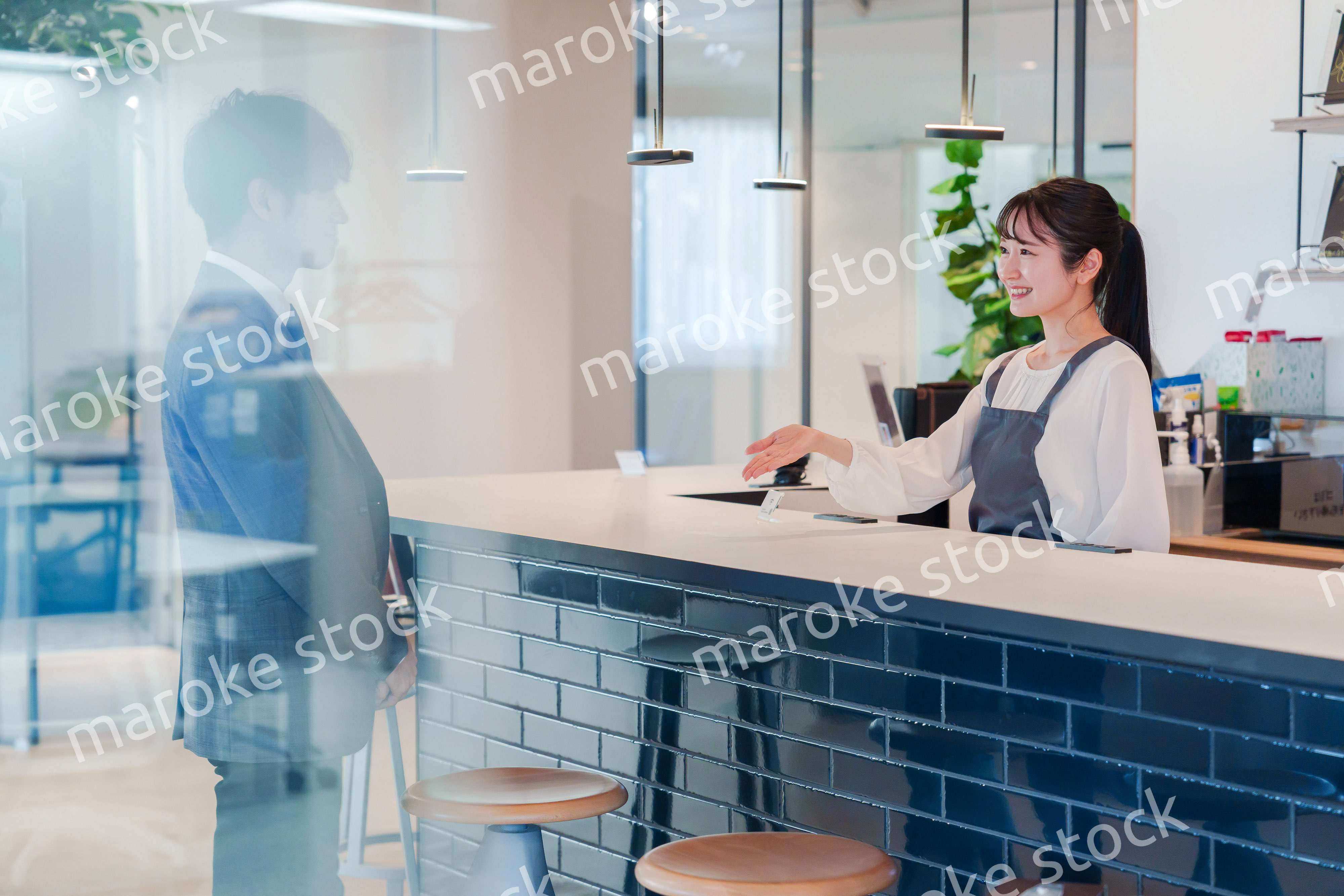 おしゃれカフェで働く女性とビジネスマン