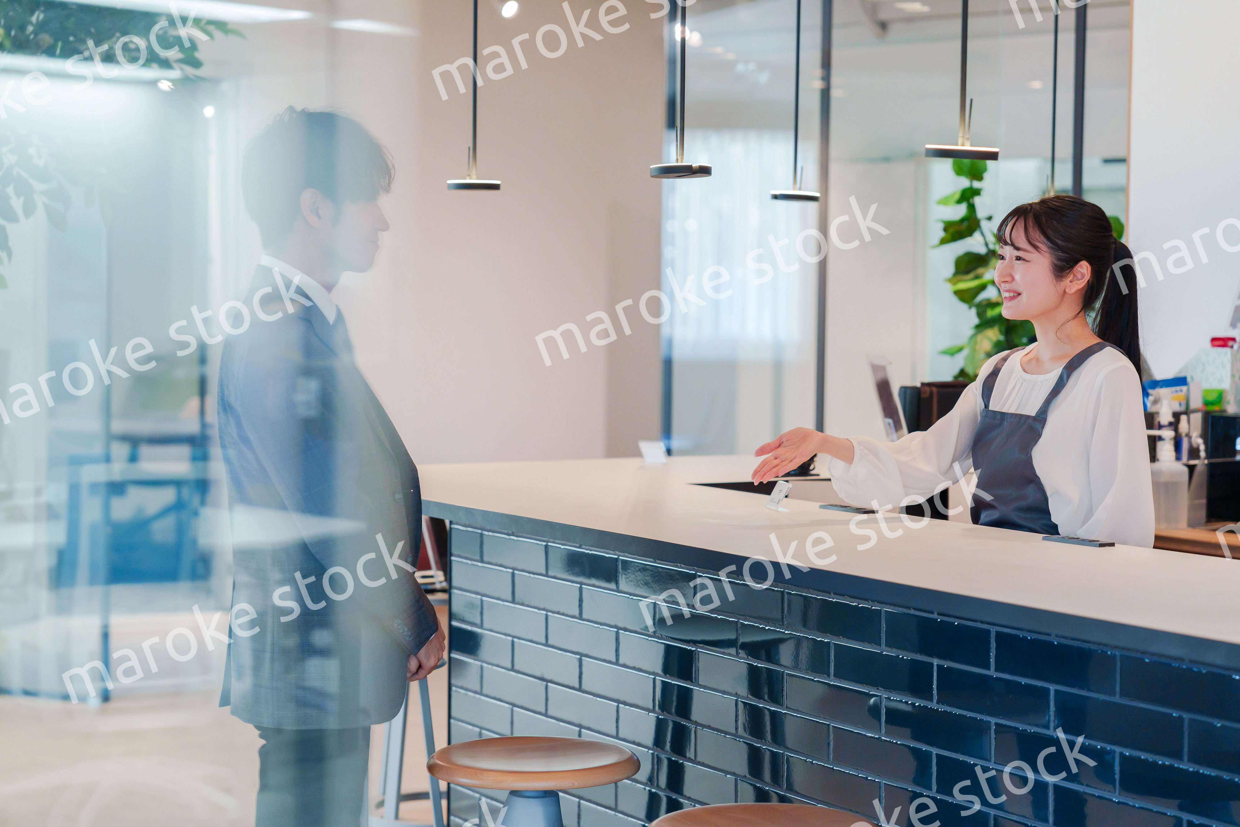 おしゃれカフェで働く女性とビジネスマン