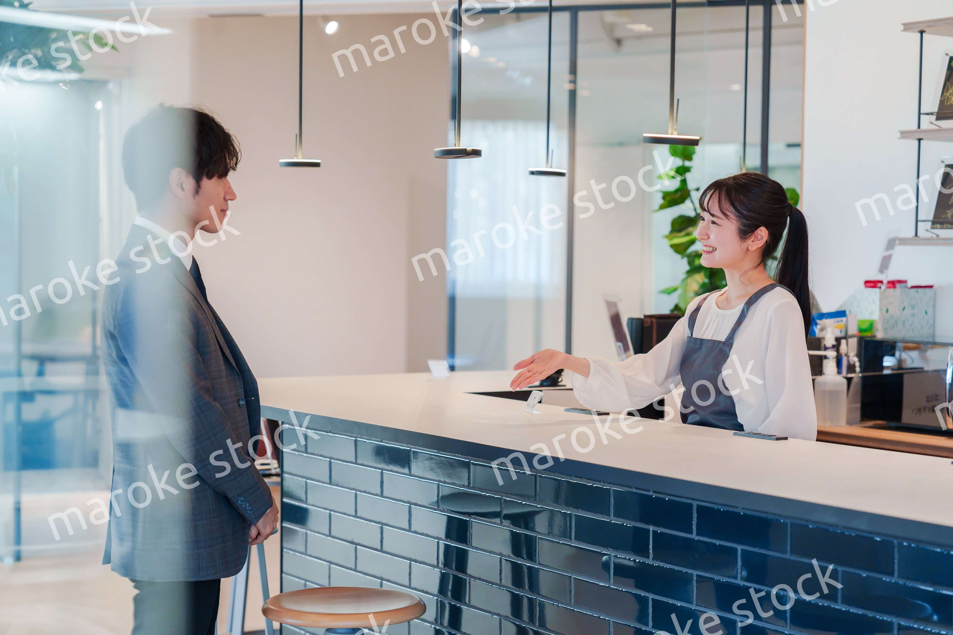 おしゃれカフェで働く女性とビジネスマン
