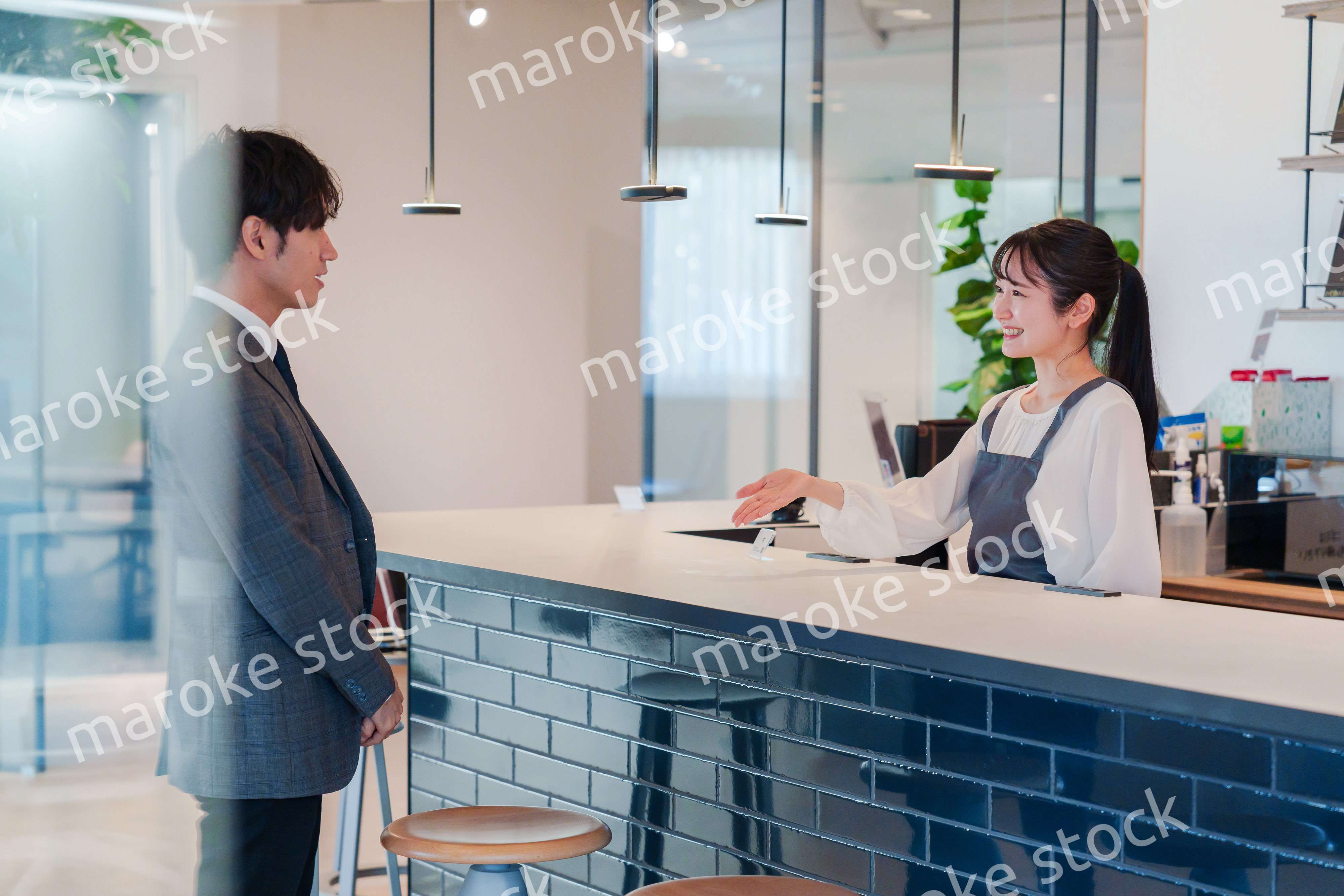 おしゃれカフェで働く女性とビジネスマン