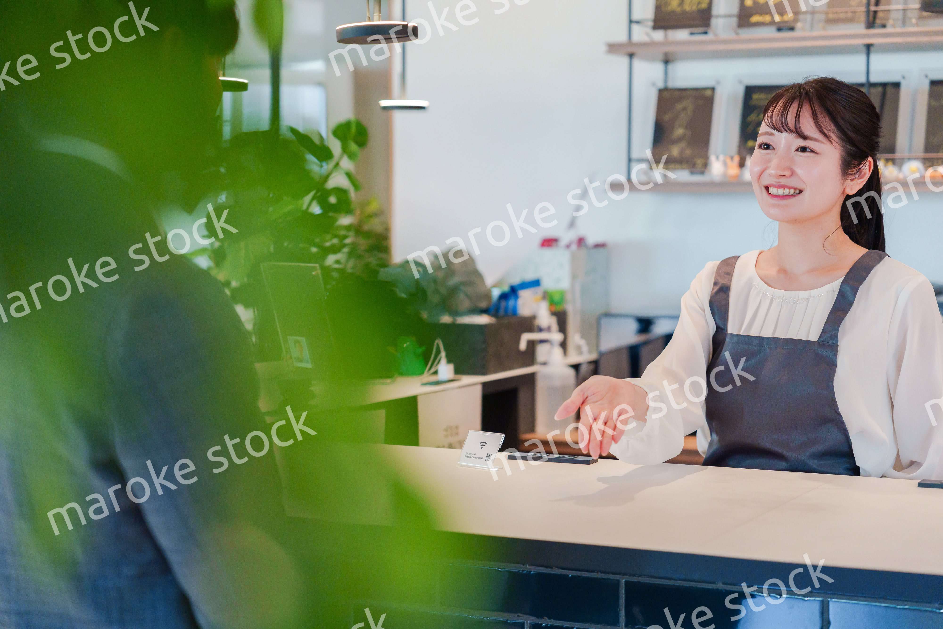 おしゃれカフェで働く女性とビジネスマン
