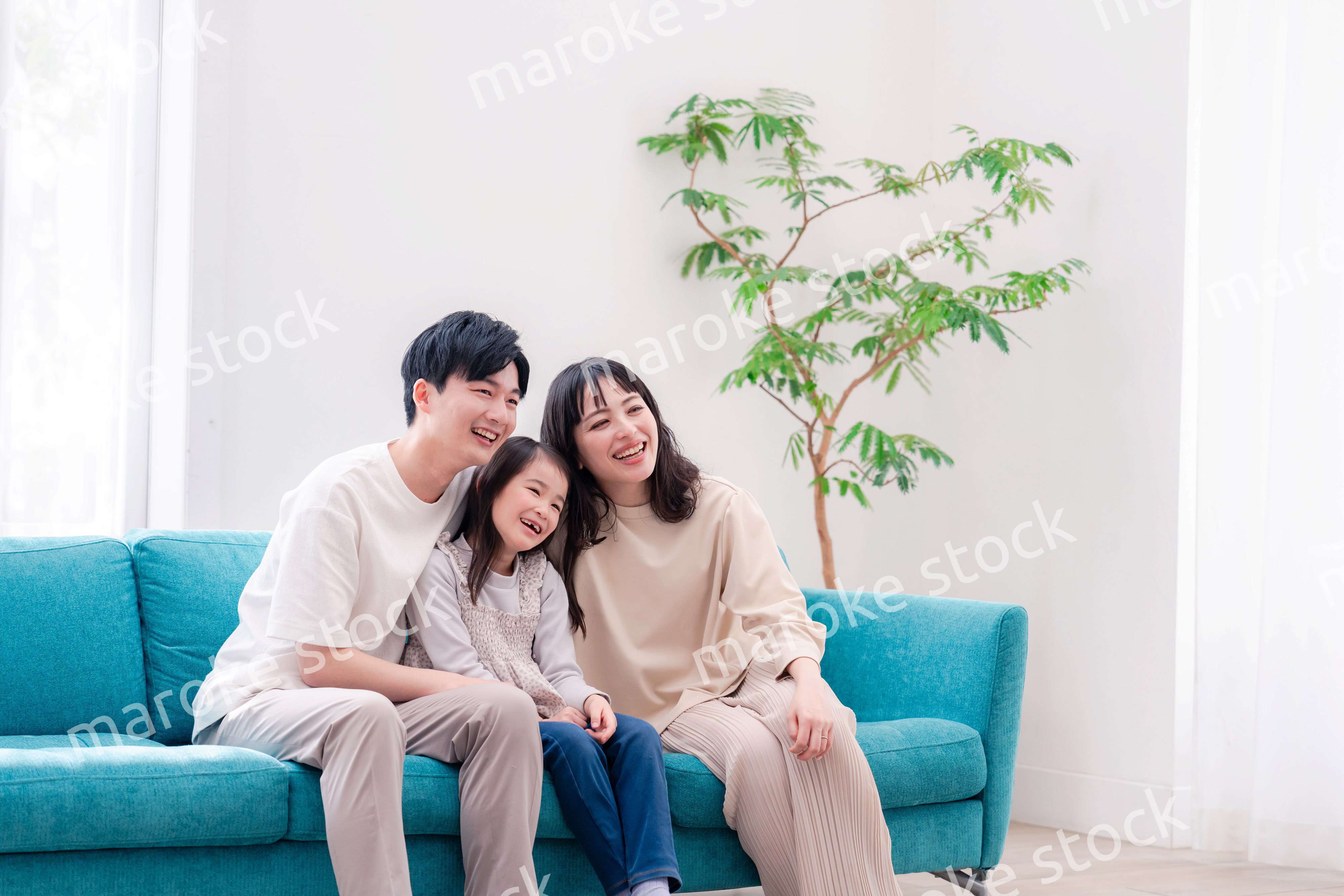 リビングでみんなでテレビを見るファミリー