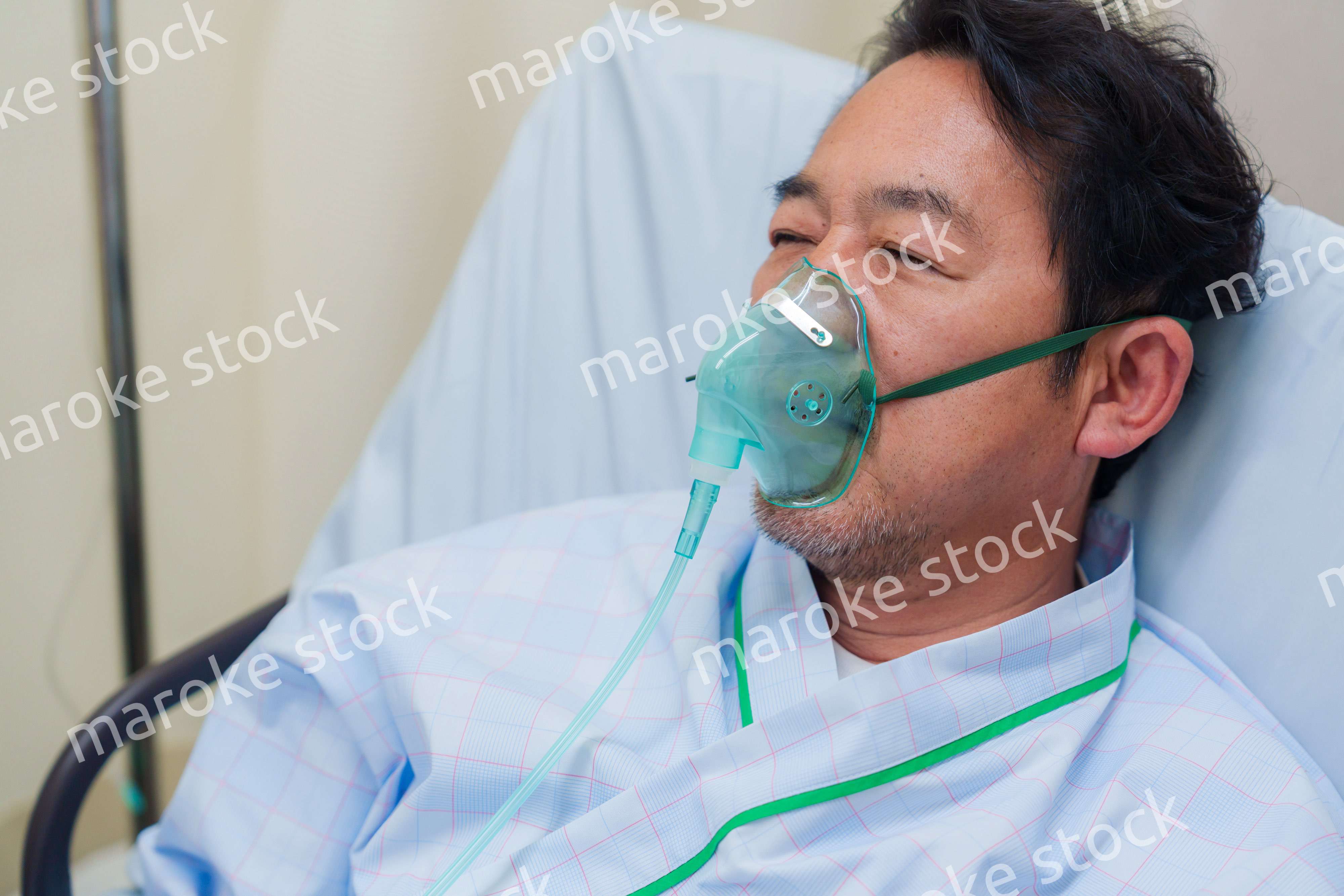 病棟で人工呼吸器をつけた高齢男性