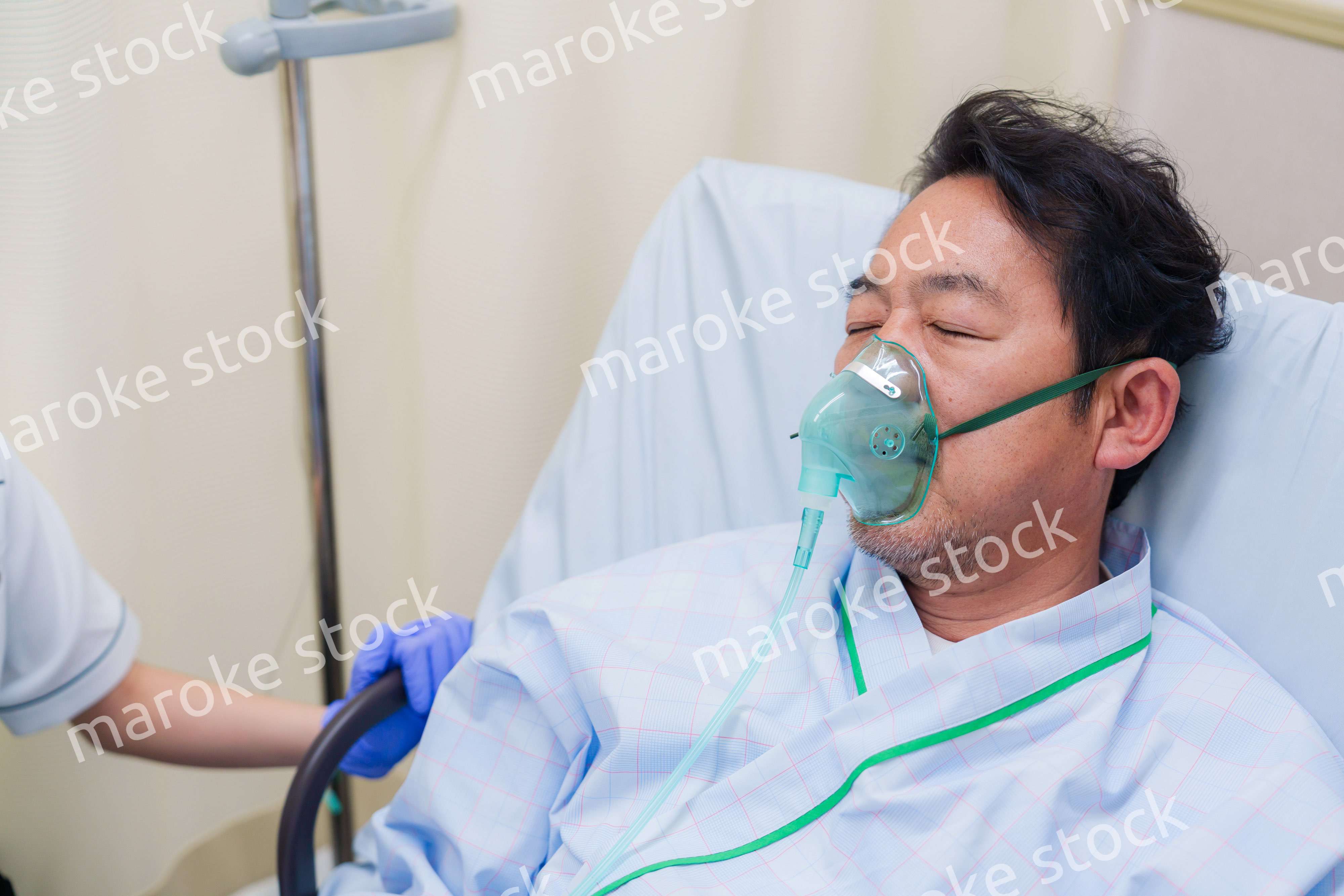 病棟で人工呼吸器をつけた高齢男性