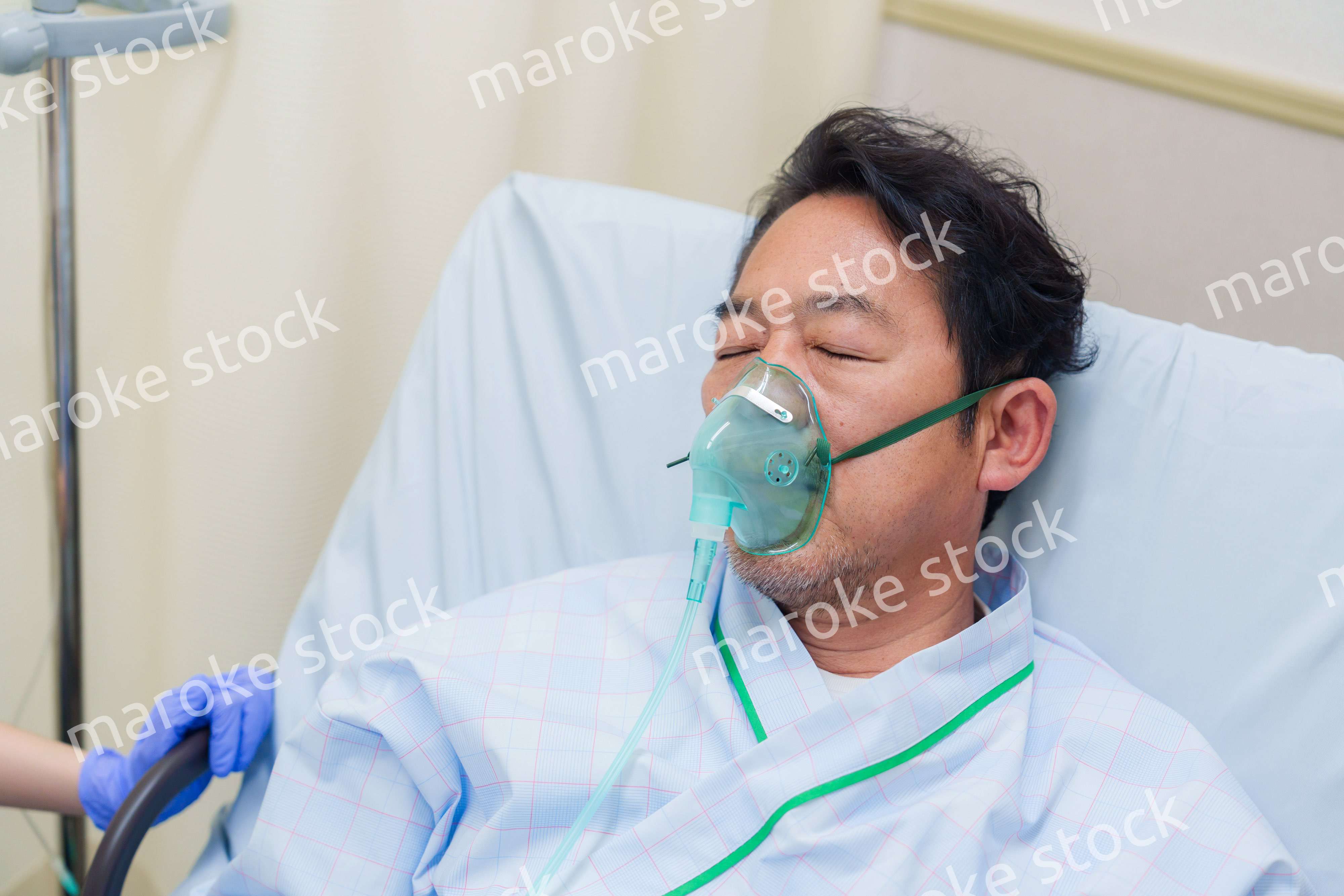 病棟で人工呼吸器をつけた高齢男性