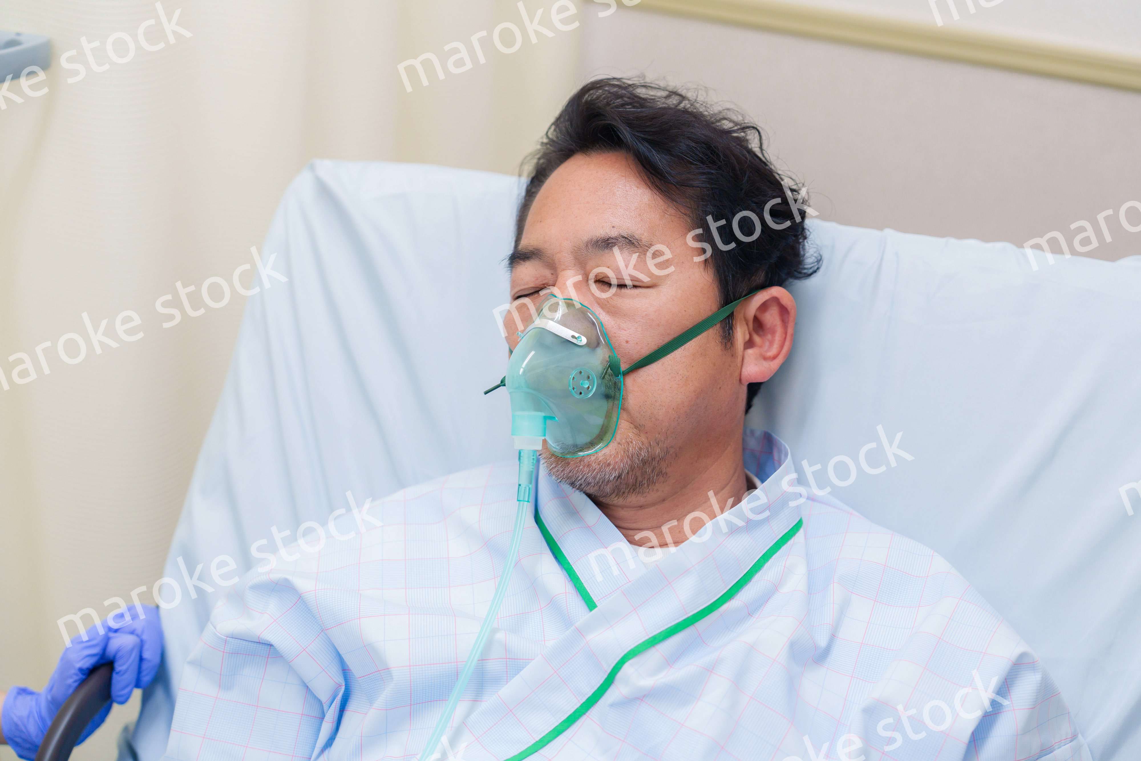 病棟で人工呼吸器をつけた高齢男性