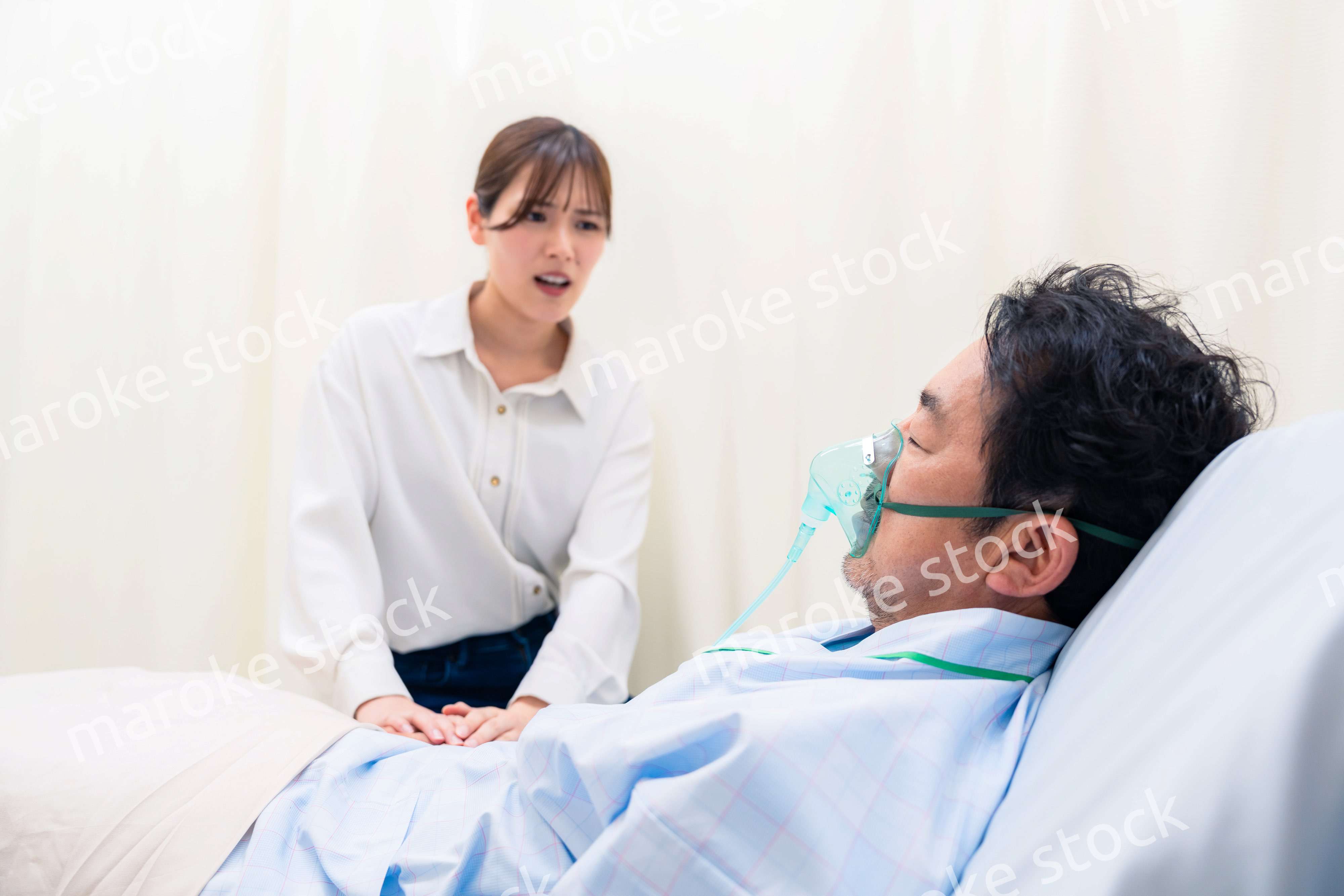 人工呼吸器をつけた男性と病院に駆けつけた家族