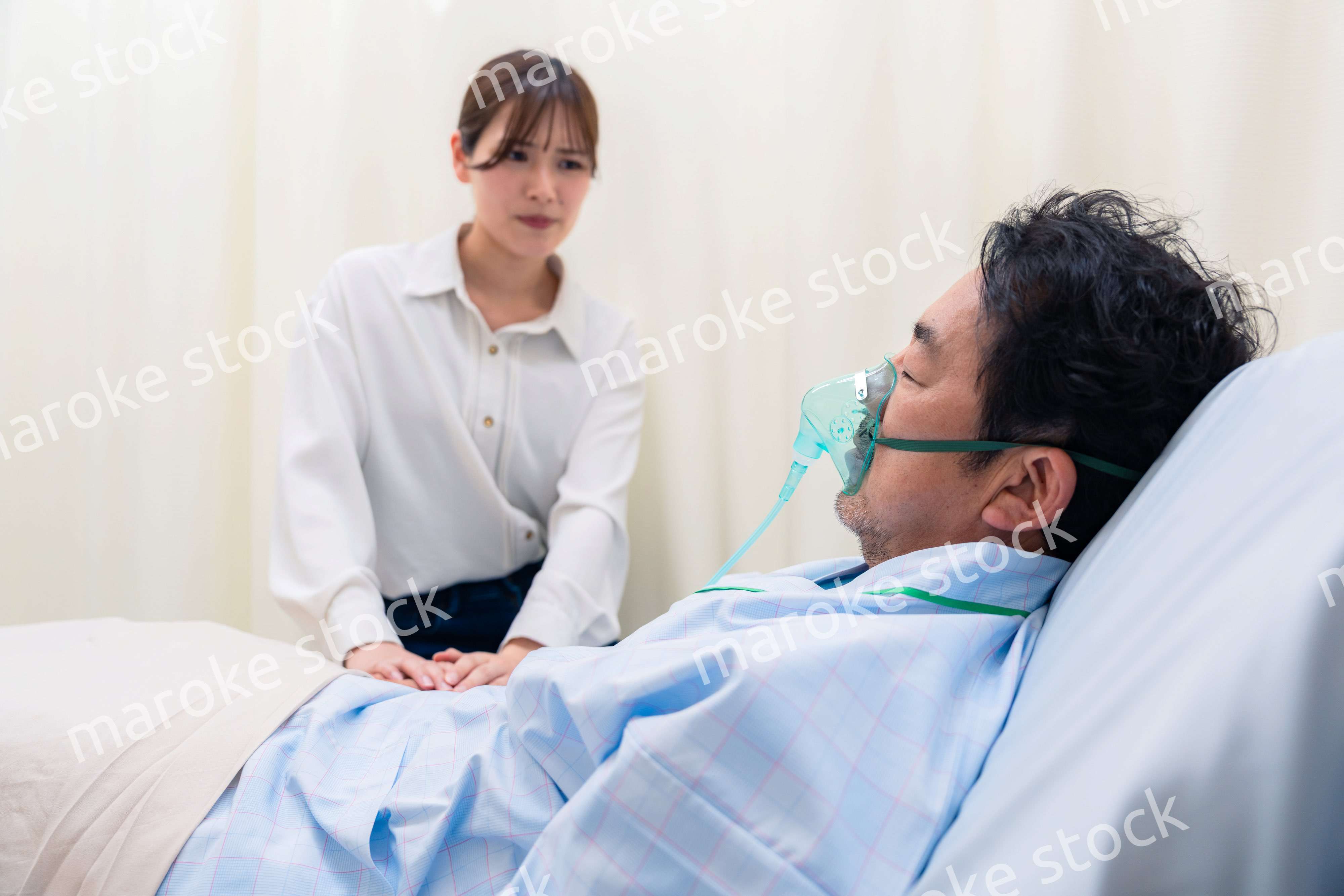 人工呼吸器をつけた男性と病院に駆けつけた家族