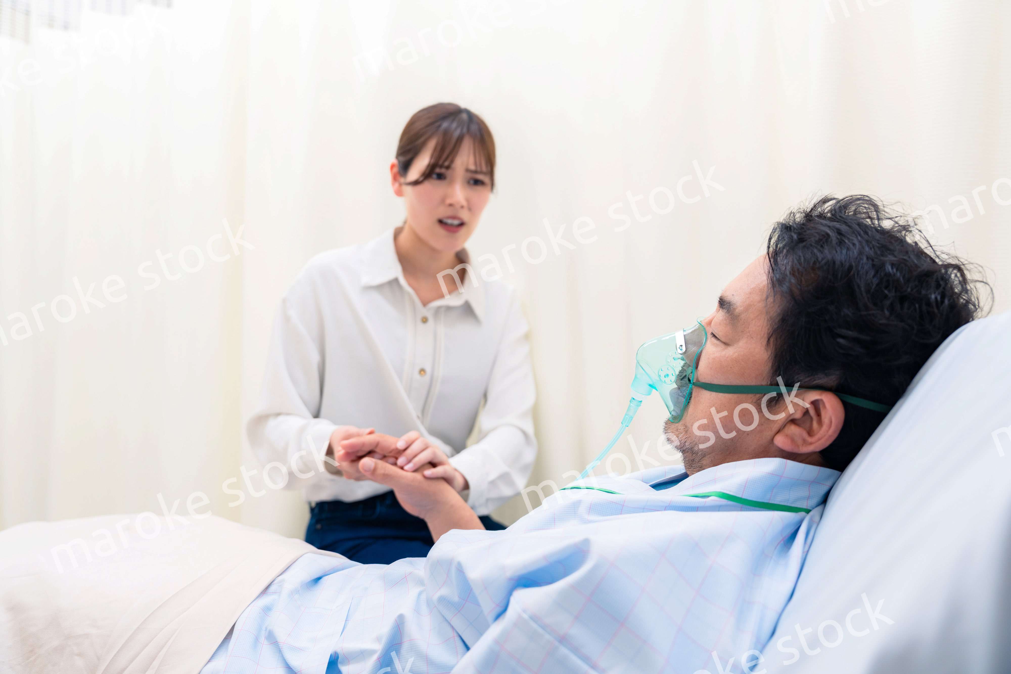 人工呼吸器をつけた男性と病院に駆けつけた家族