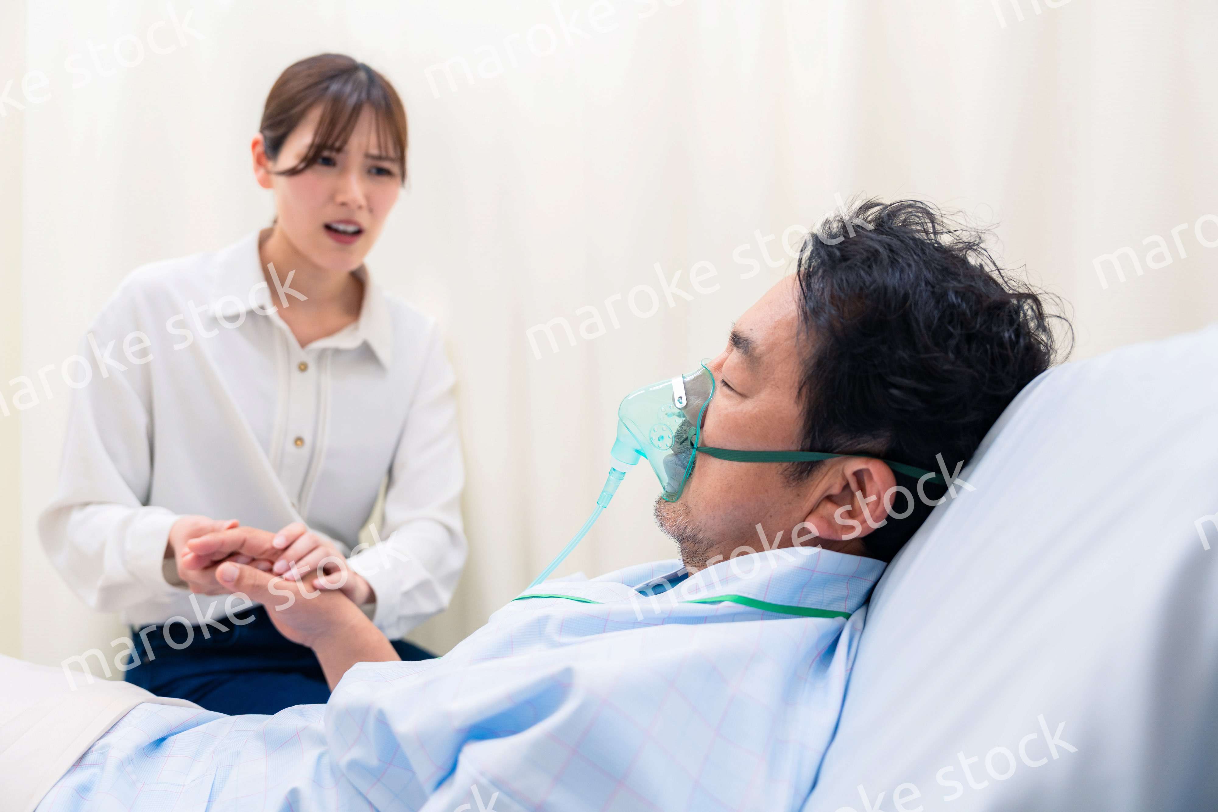 人工呼吸器をつけた男性と病院に駆けつけた家族