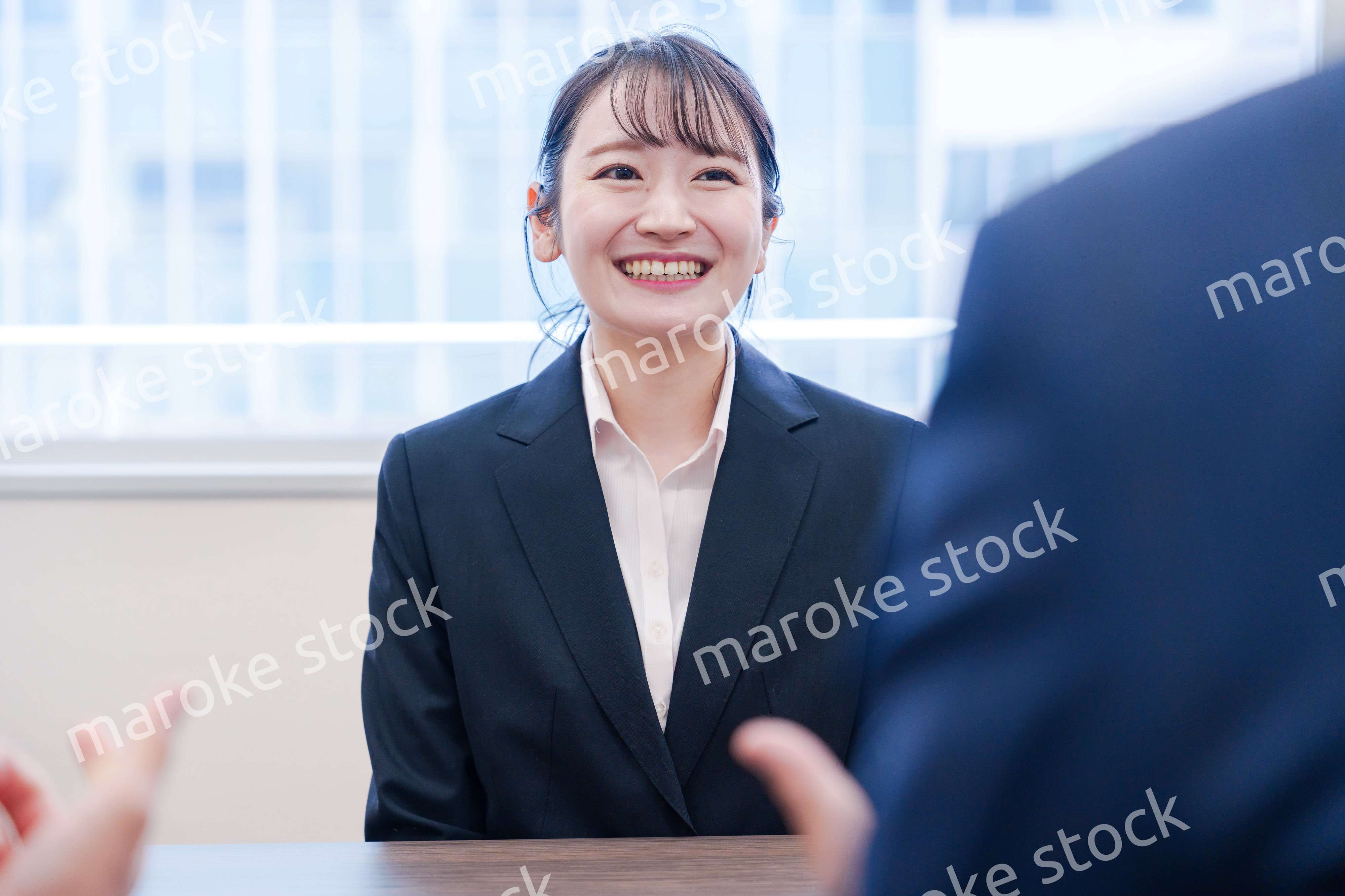 面接で笑顔で話す女性の就活生