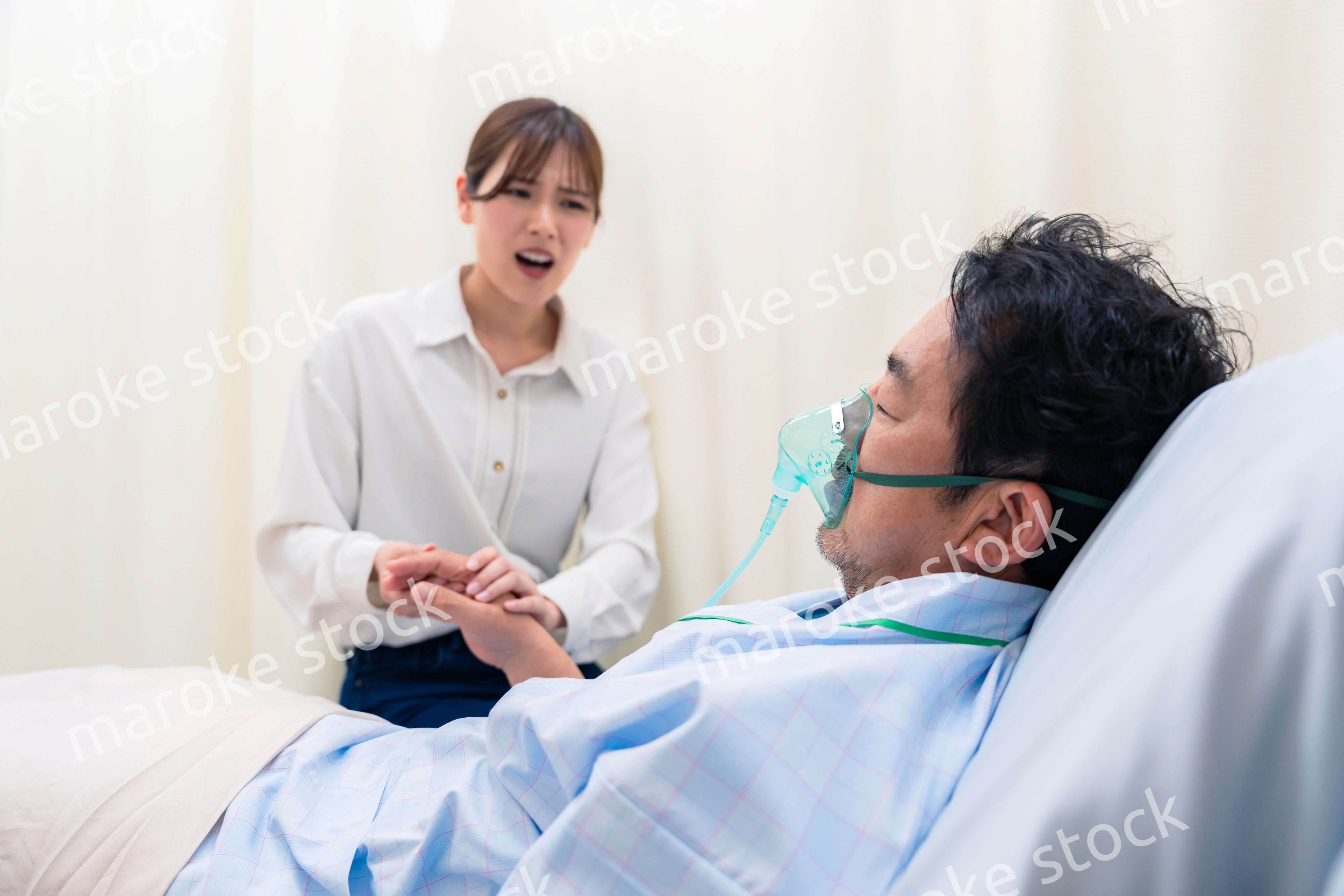 人工呼吸器をつけた男性と病院に駆けつけた家族