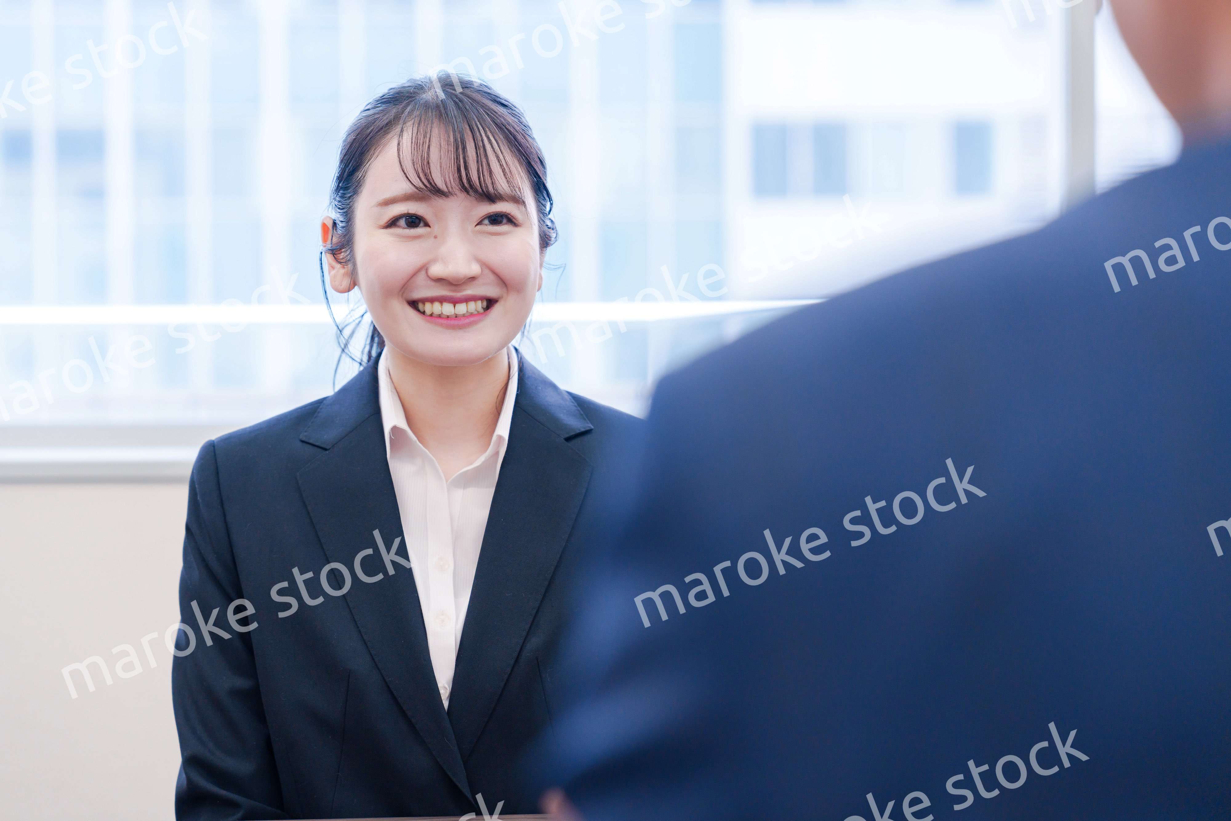 面接で笑顔で話す女性の就活生