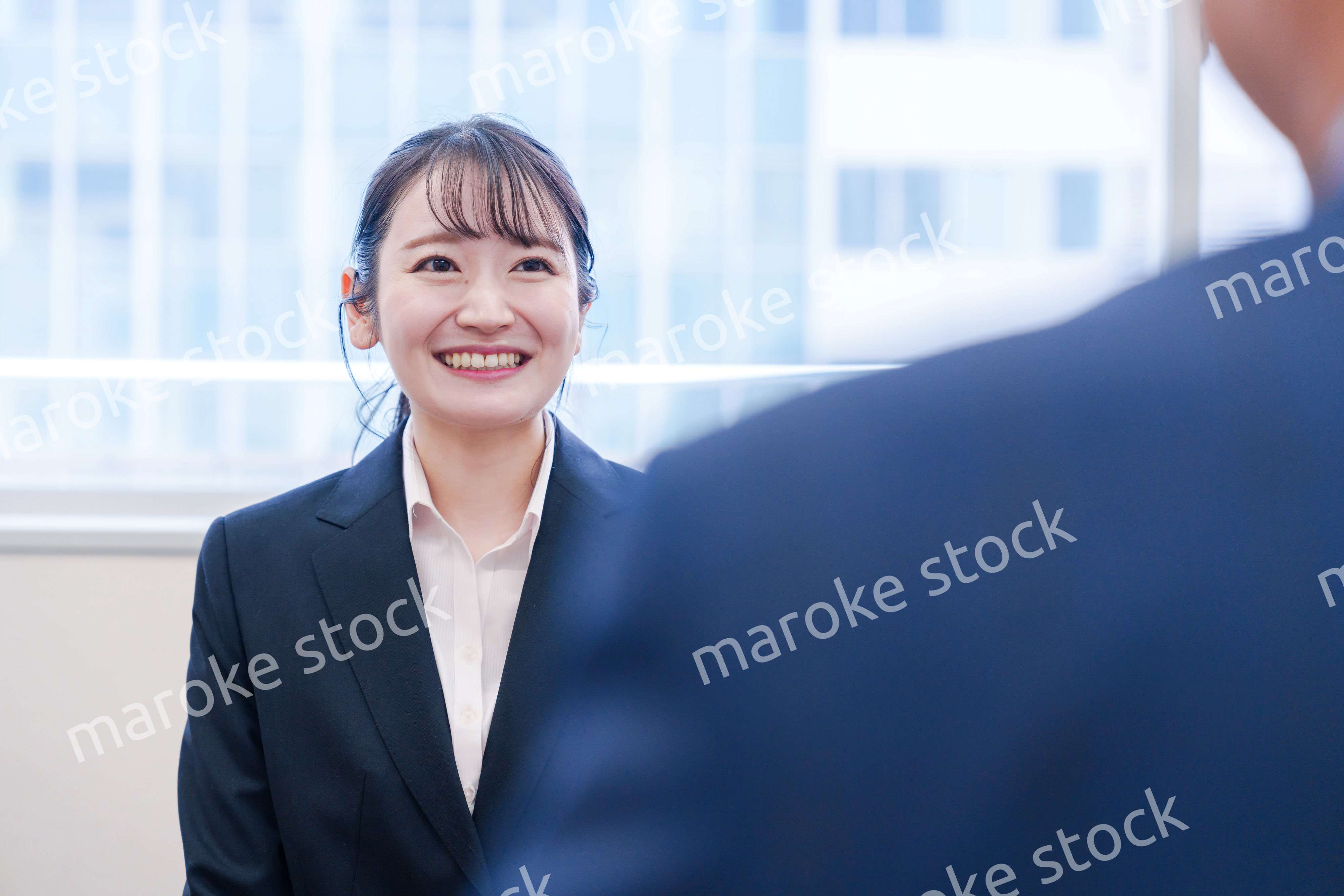 面接で笑顔で話す女性の就活生