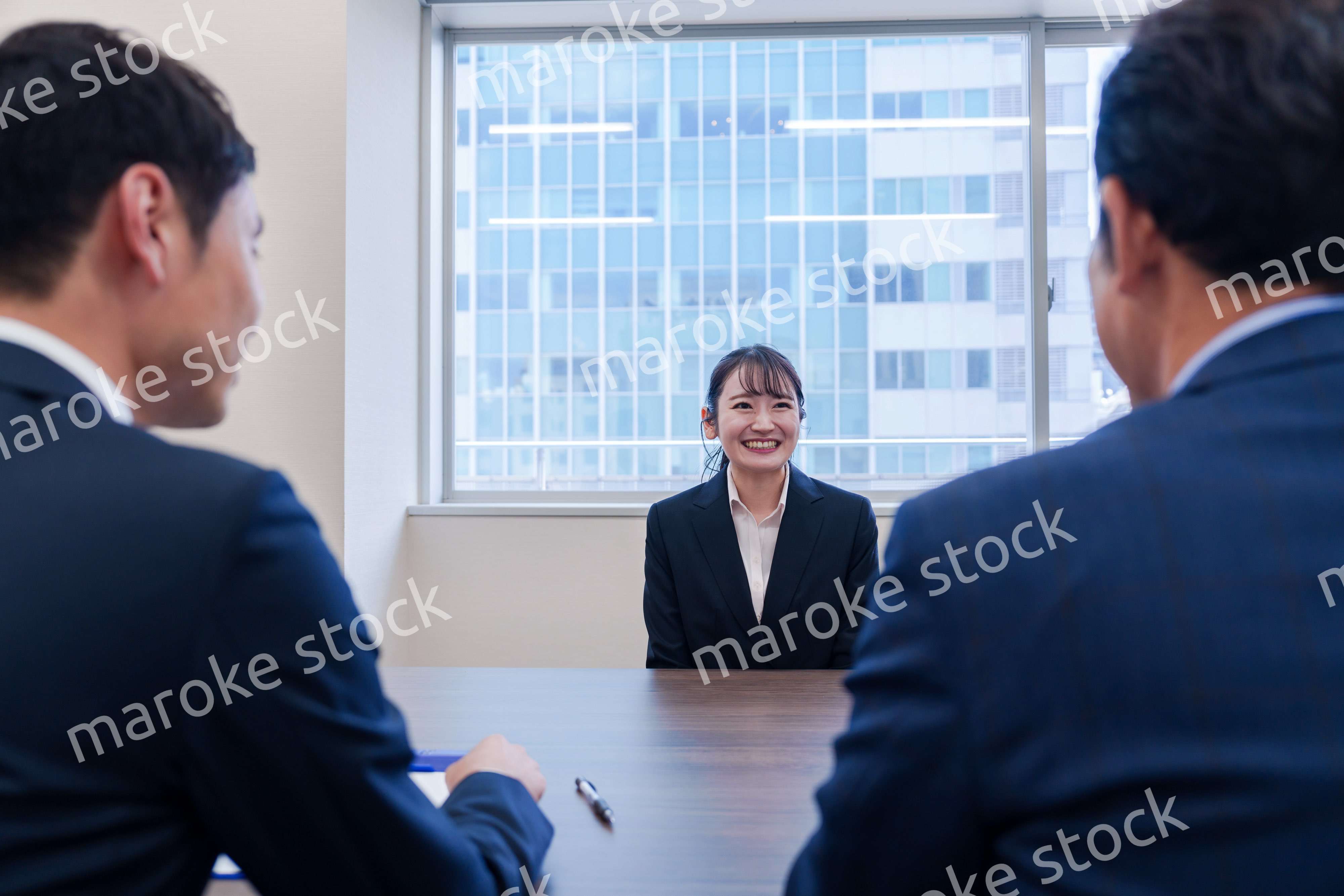 面接で笑顔で話す女性の就活生