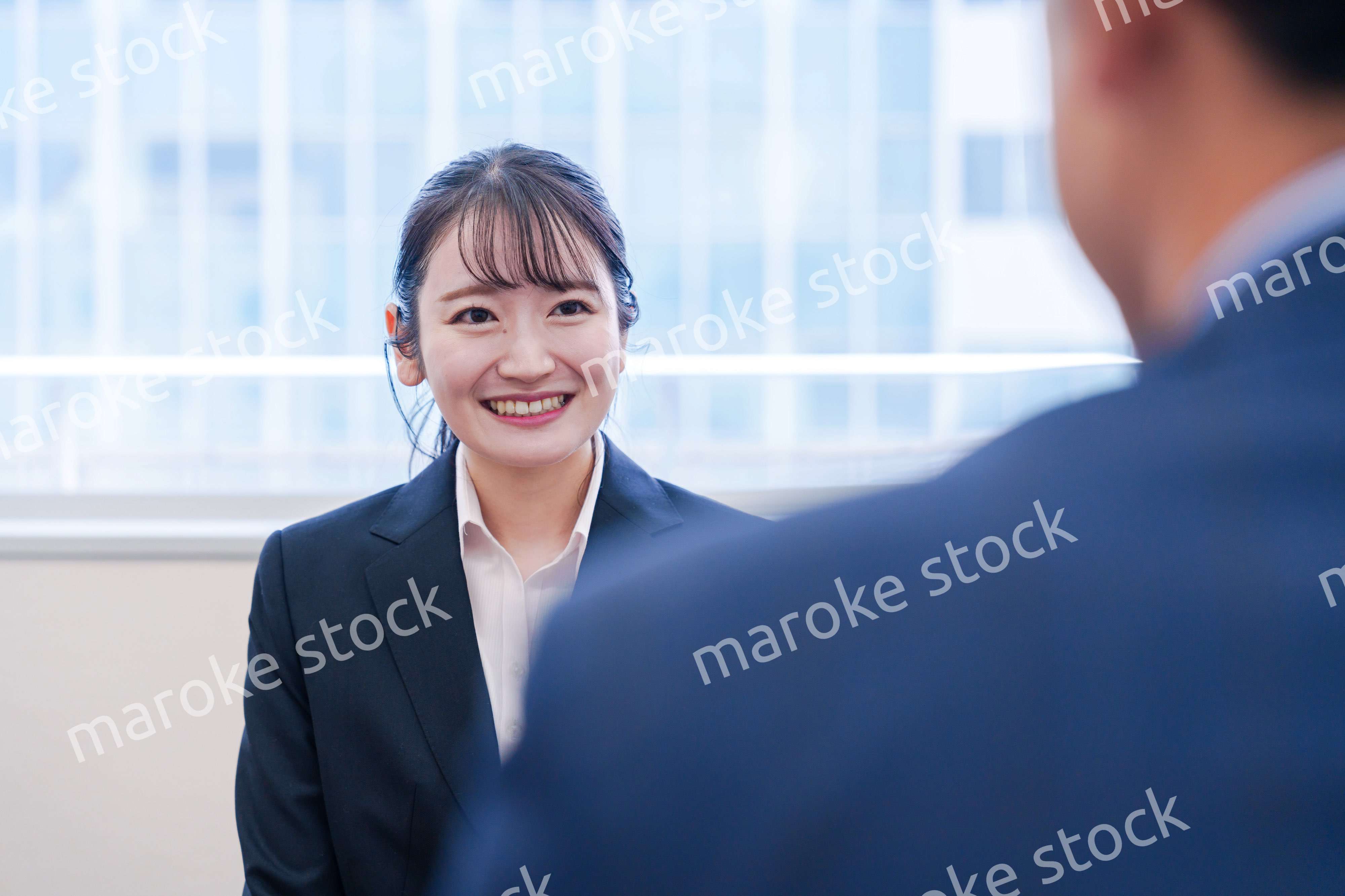 面接で笑顔で話す女性の就活生