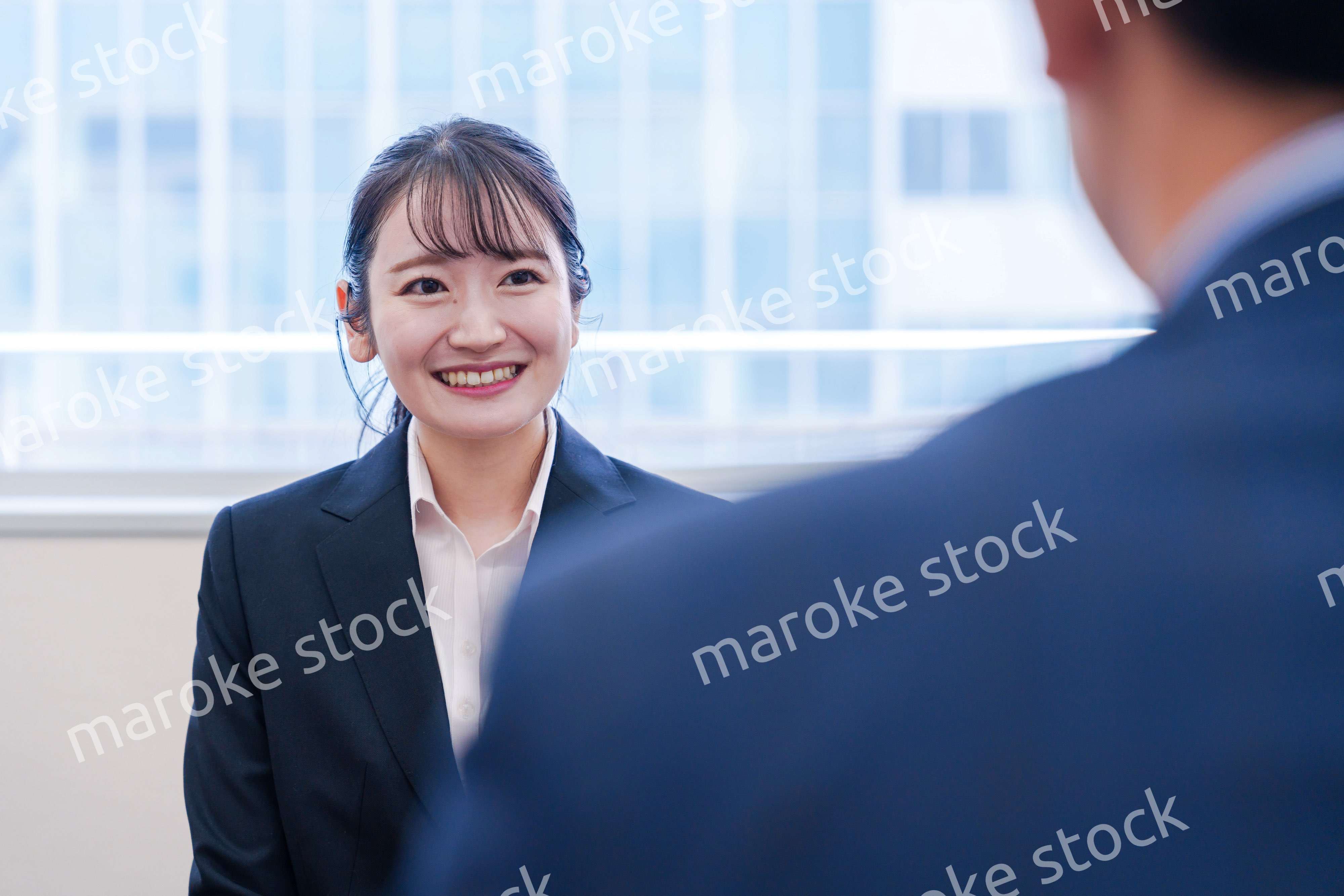 面接で笑顔で話す女性の就活生