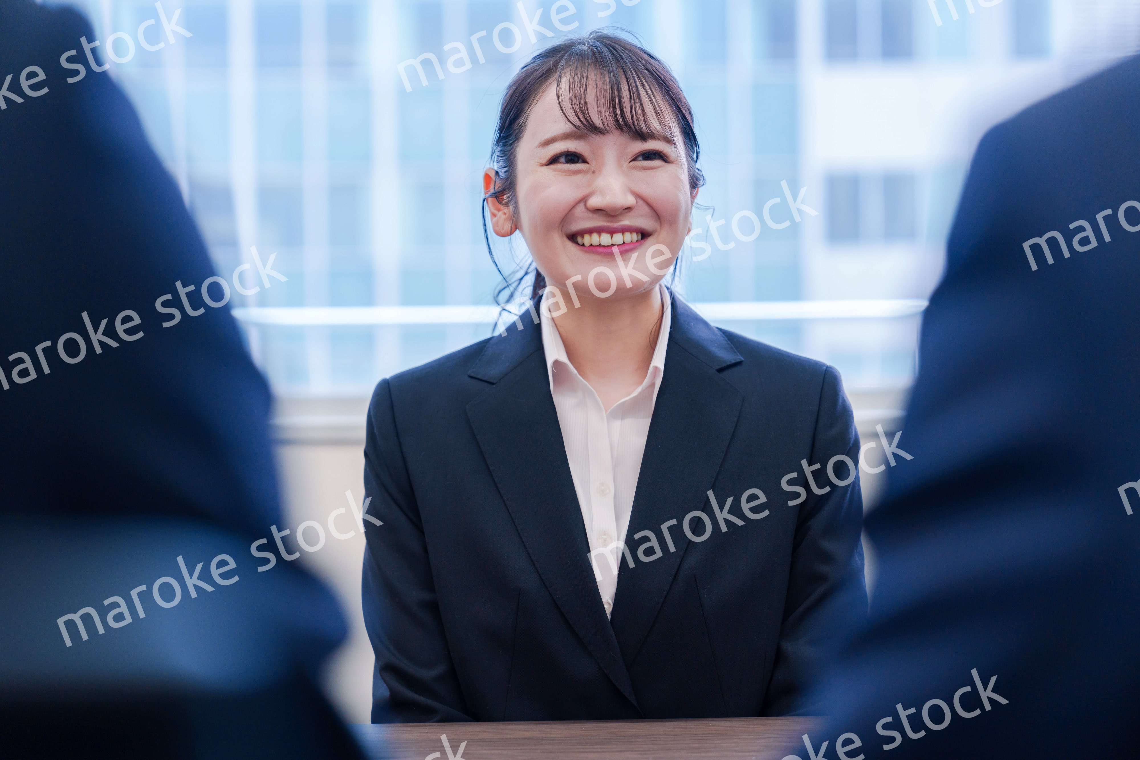 面接で笑顔で話す女性の就活生