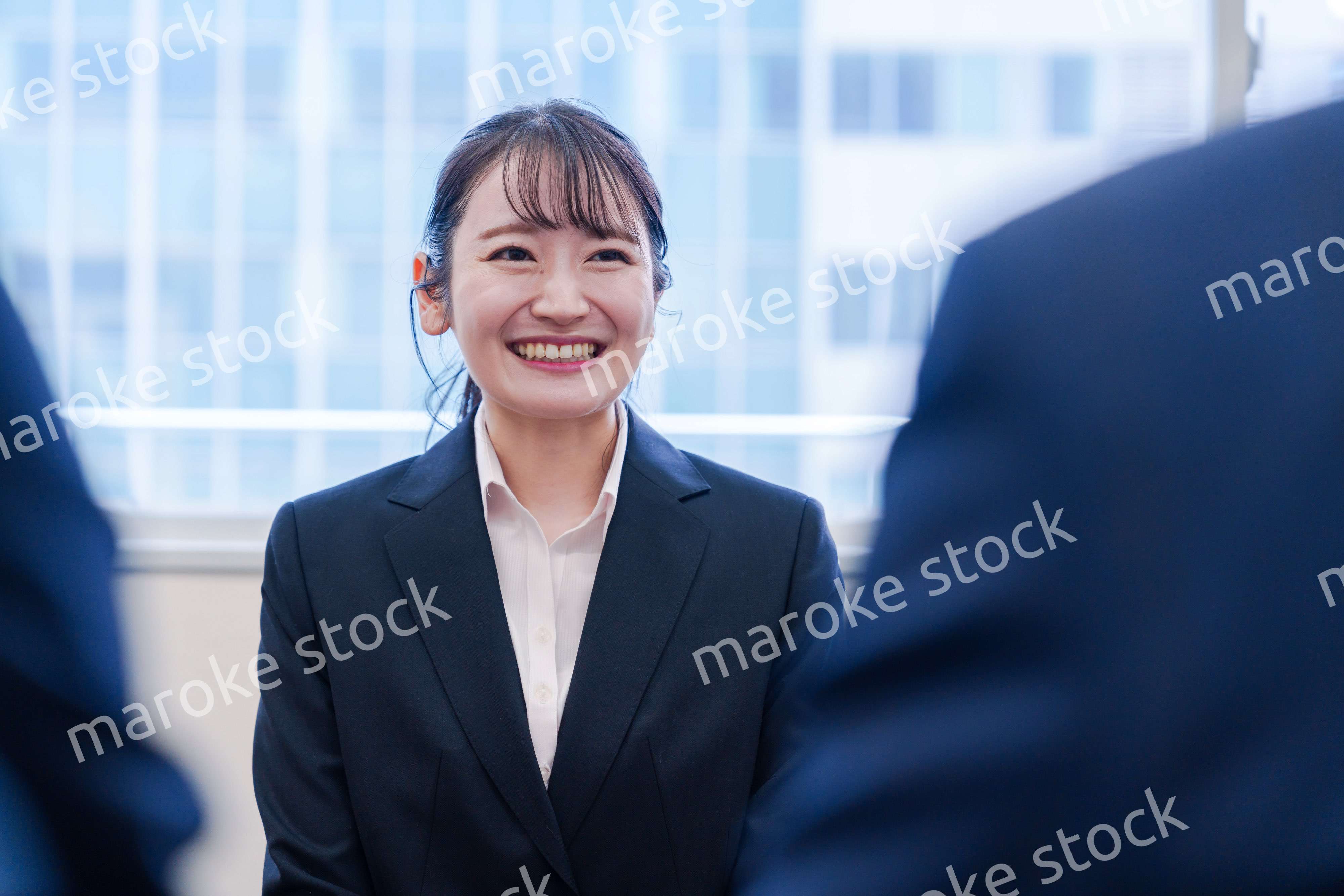 面接で笑顔で話す女性の就活生