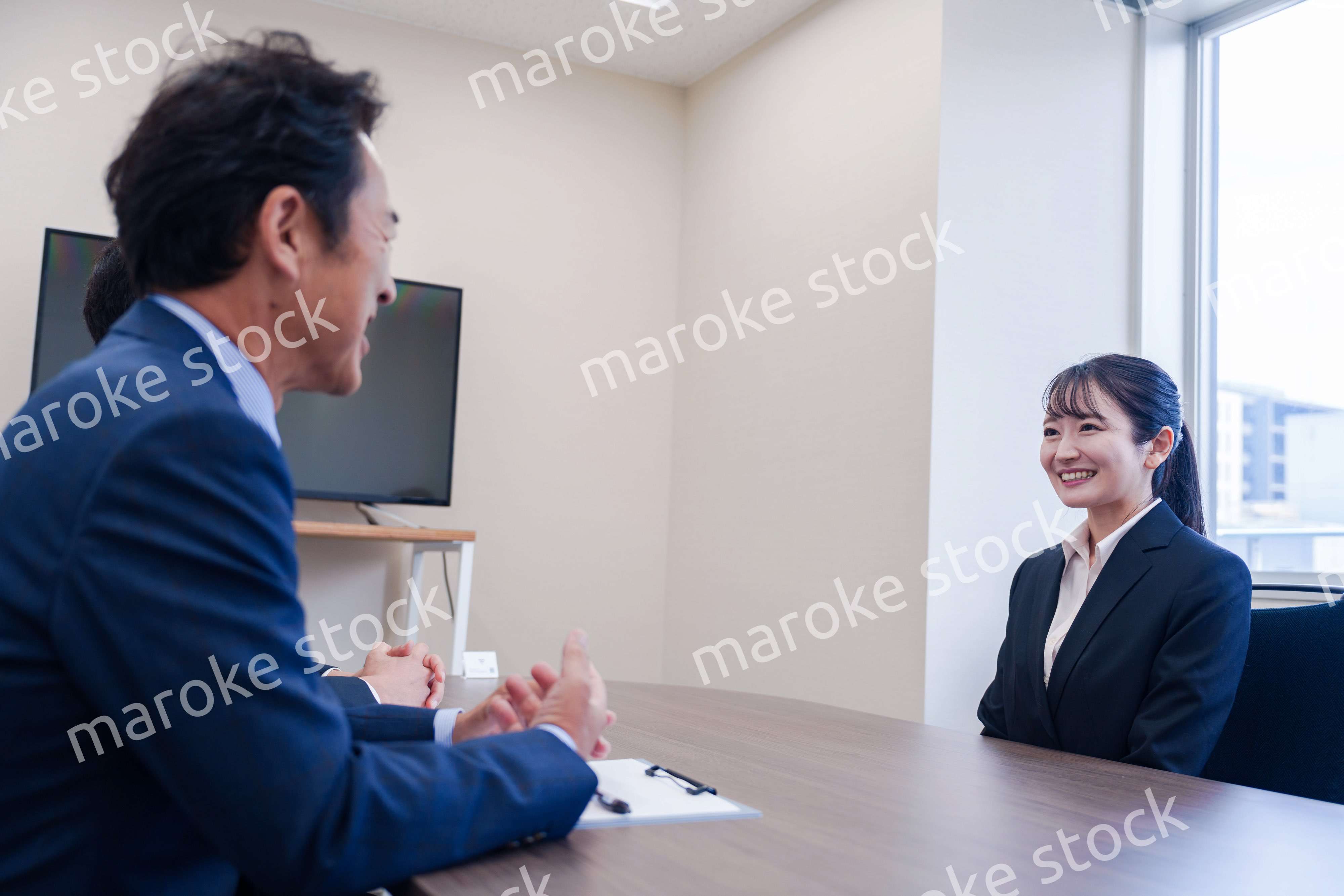 面接で笑顔で話す女性の就活生