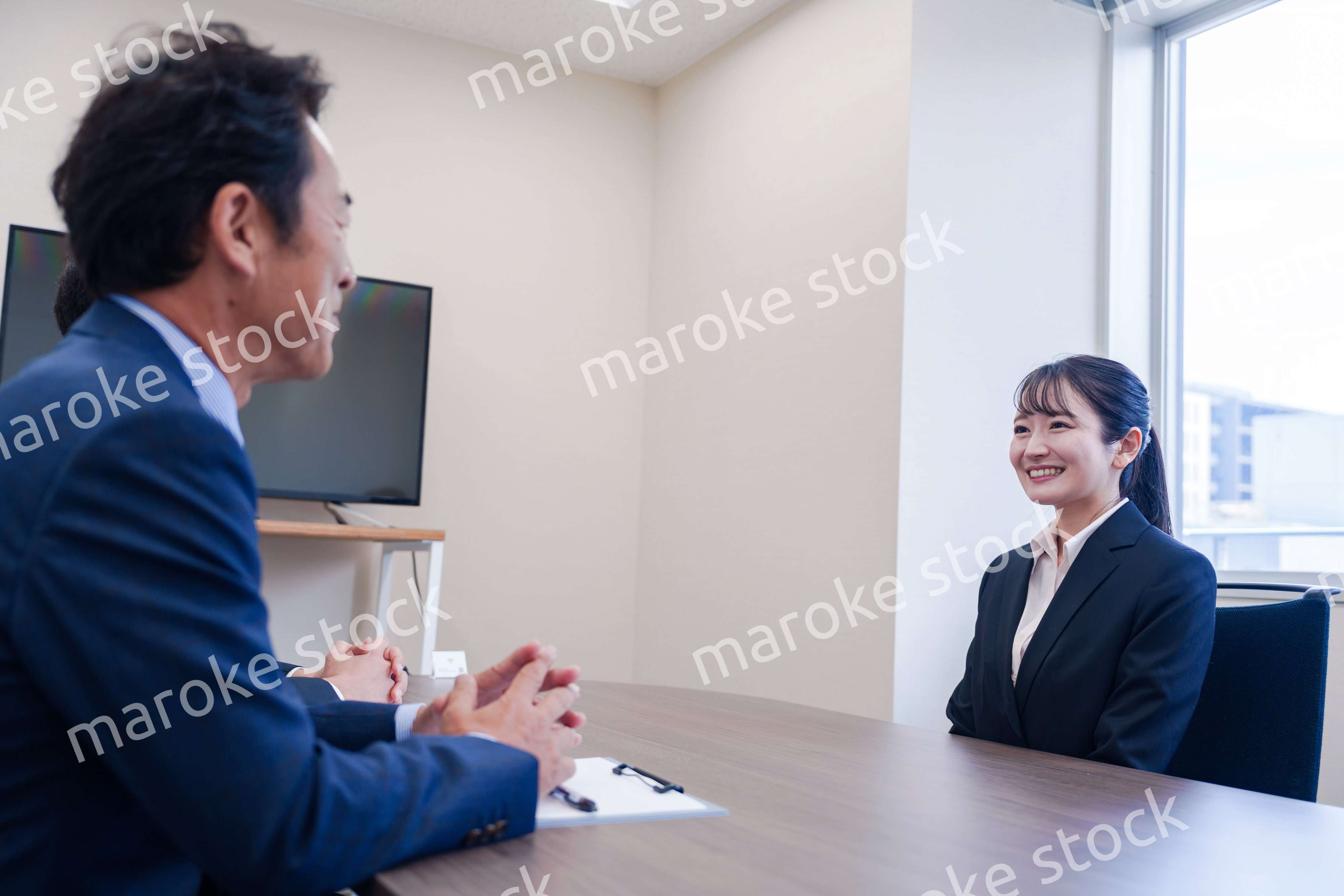 面接で笑顔で話す女性の就活生