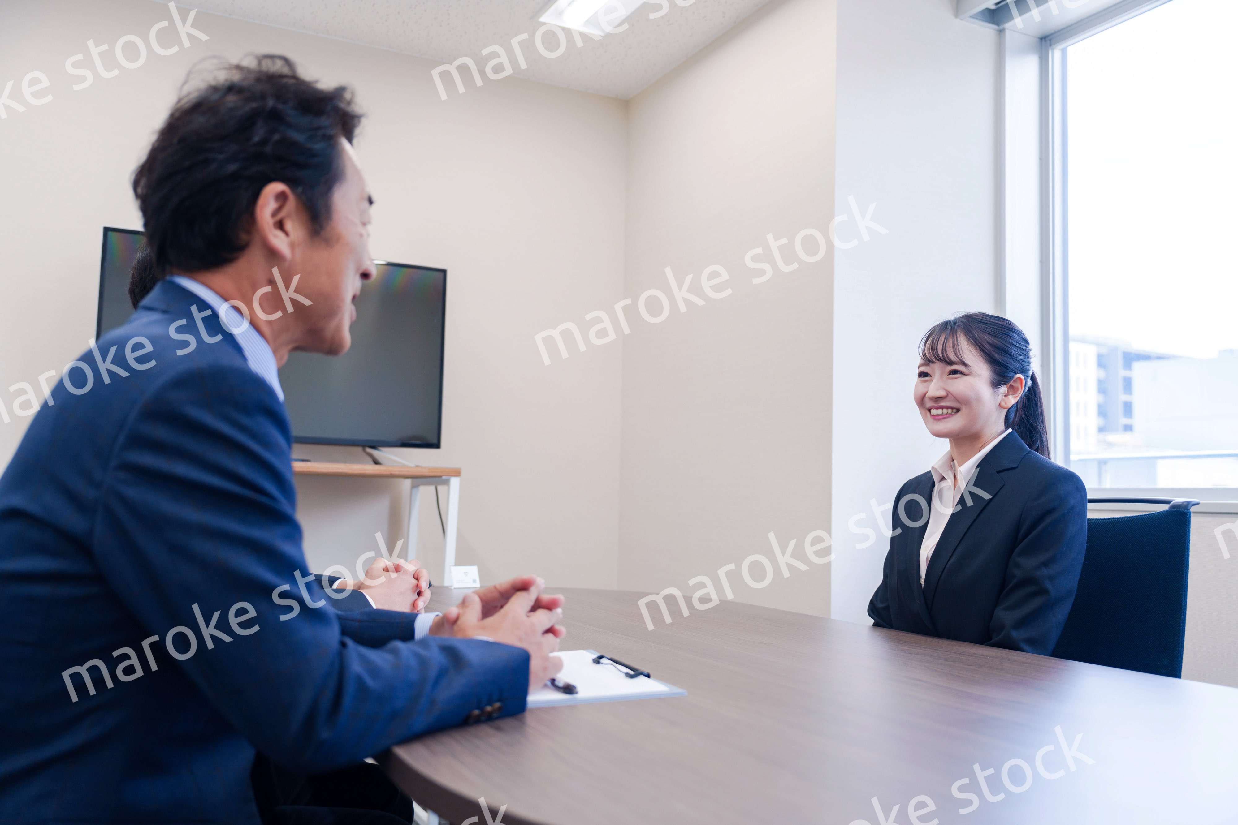 面接で笑顔で話す女性の就活生