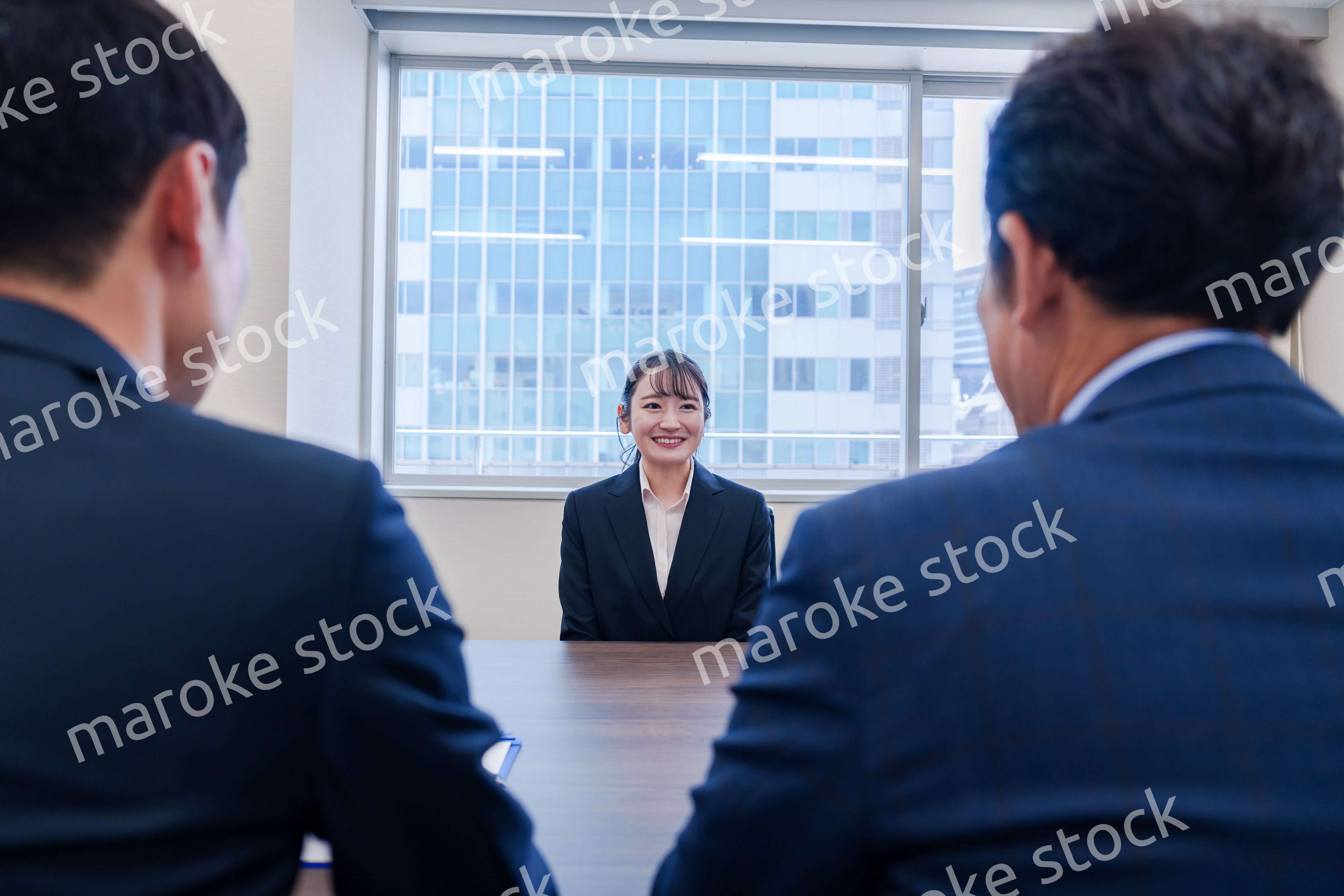 面接で笑顔で話す女性の就活生