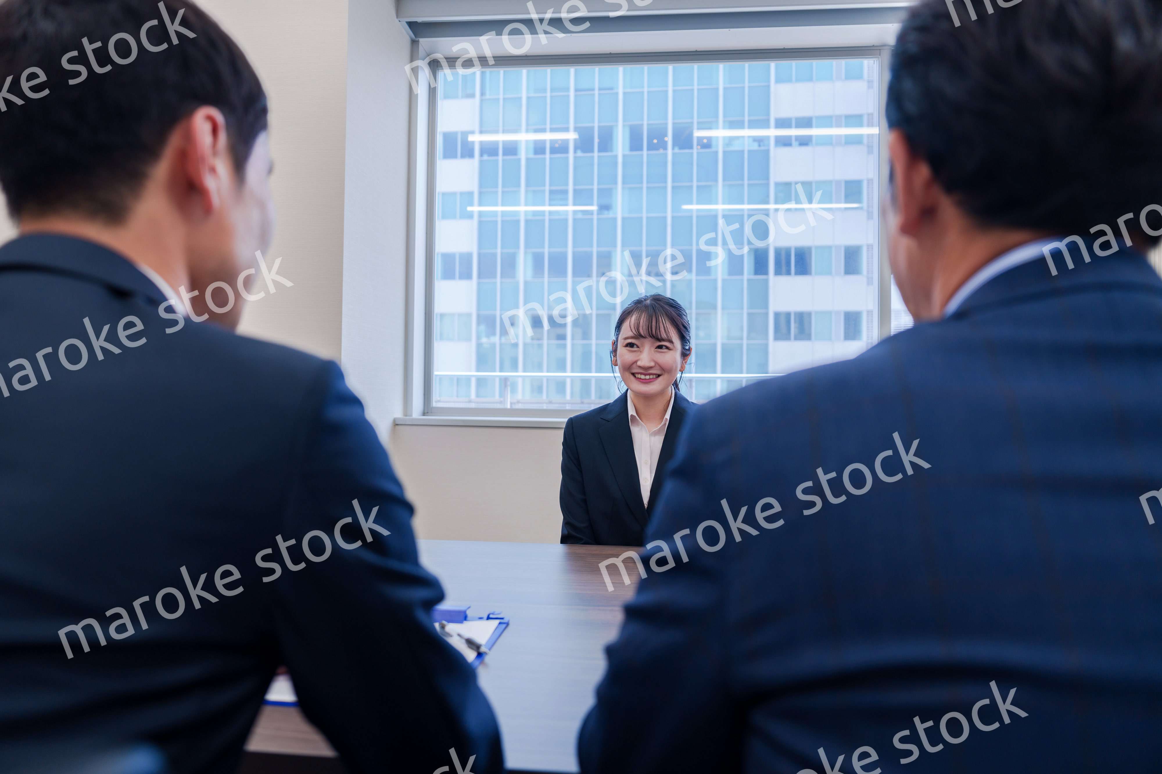 面接で笑顔で話す女性の就活生