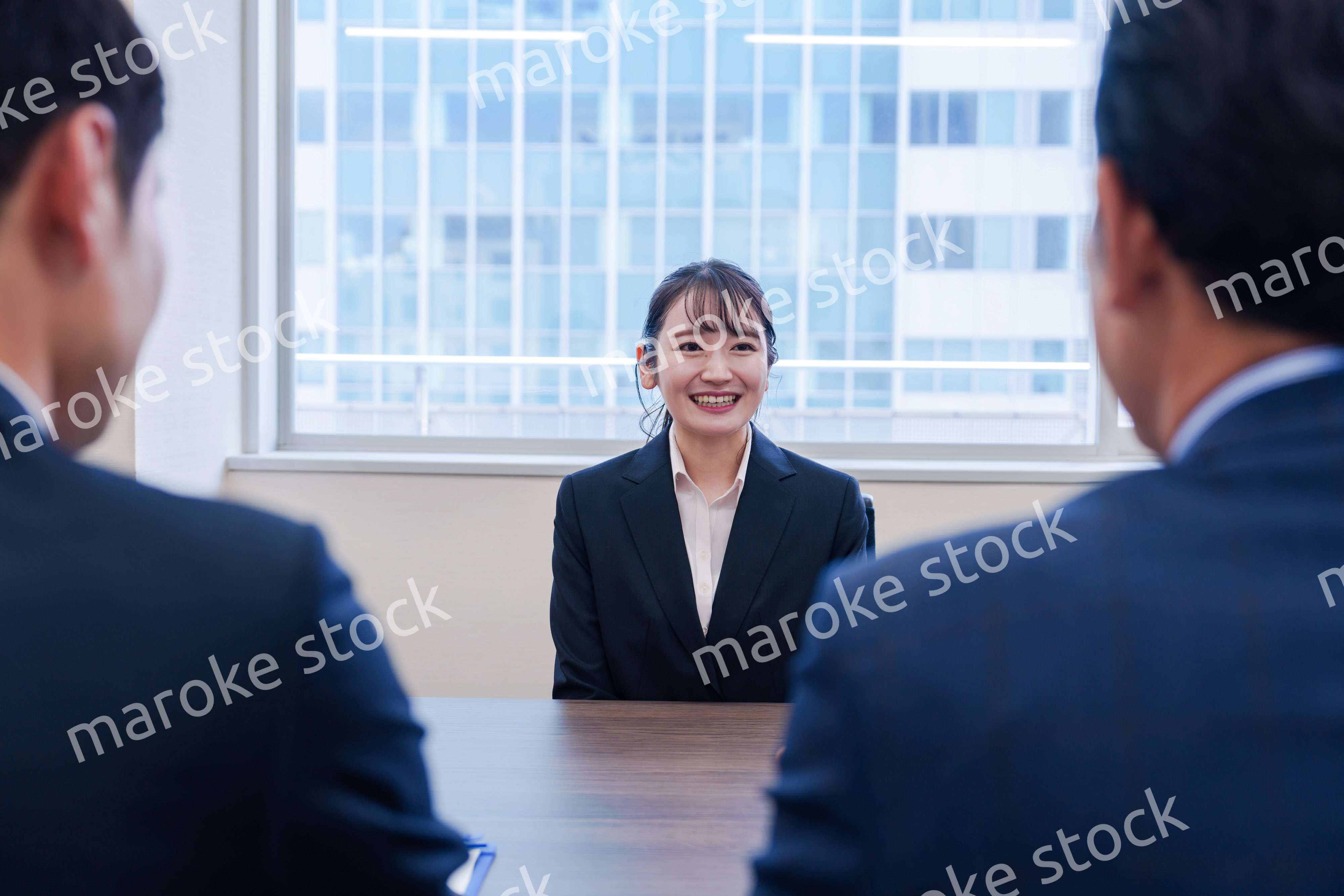 面接で笑顔で話す女性の就活生