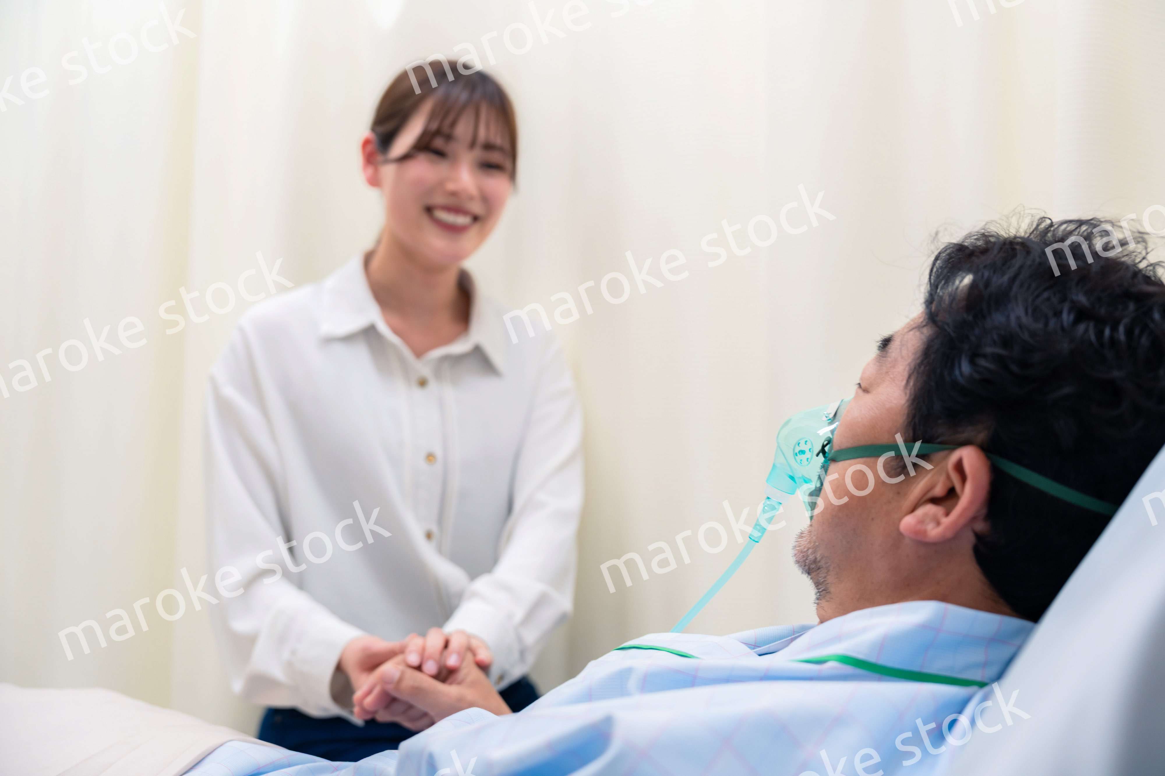 人工呼吸器をつけた男性と病院に駆けつけた家族