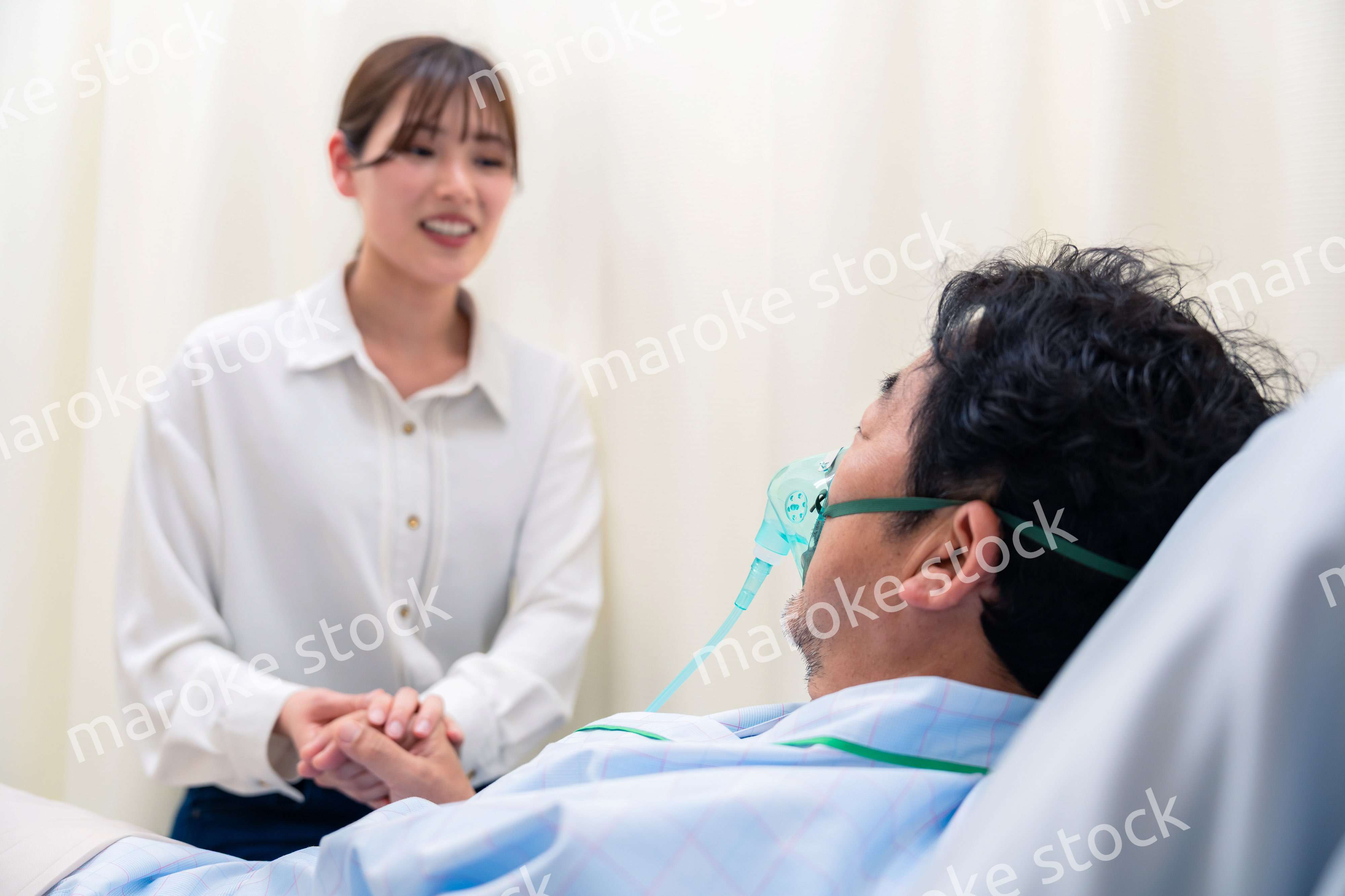 人工呼吸器をつけた男性と病院に駆けつけた家族